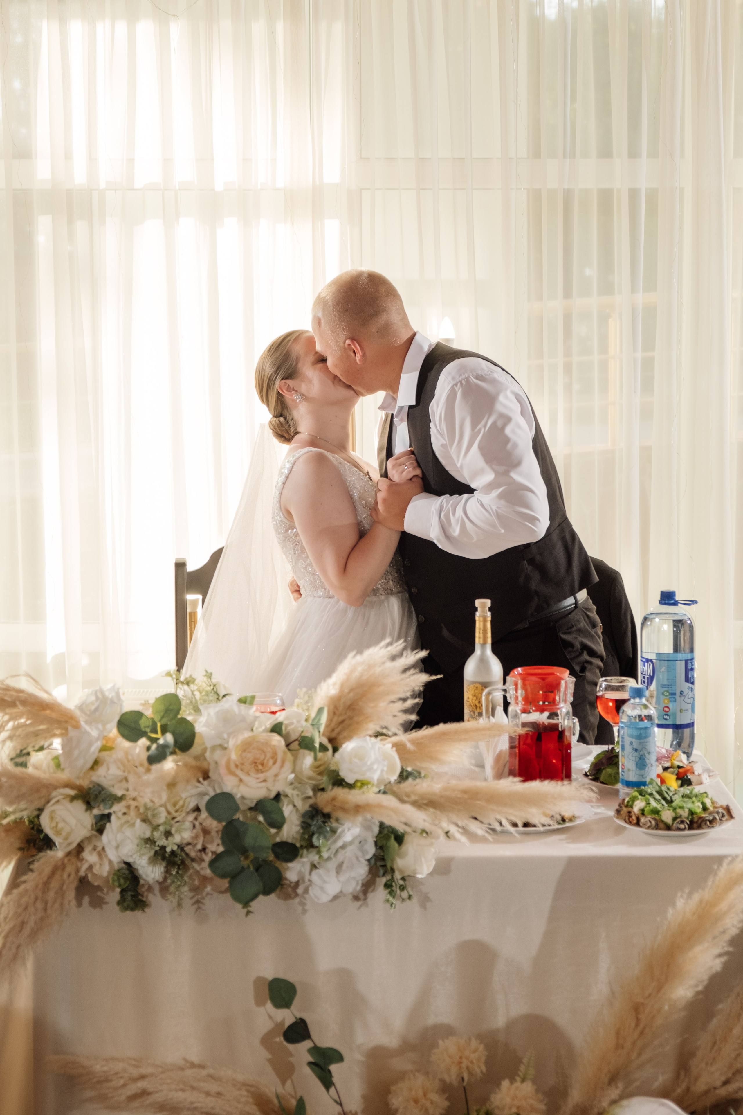 Свадебный ретопртаж. Профессиональная фотосъемка в Крыму. Натуральные эмоции и живые кадры. Забронируйте дату прямо сейчас!