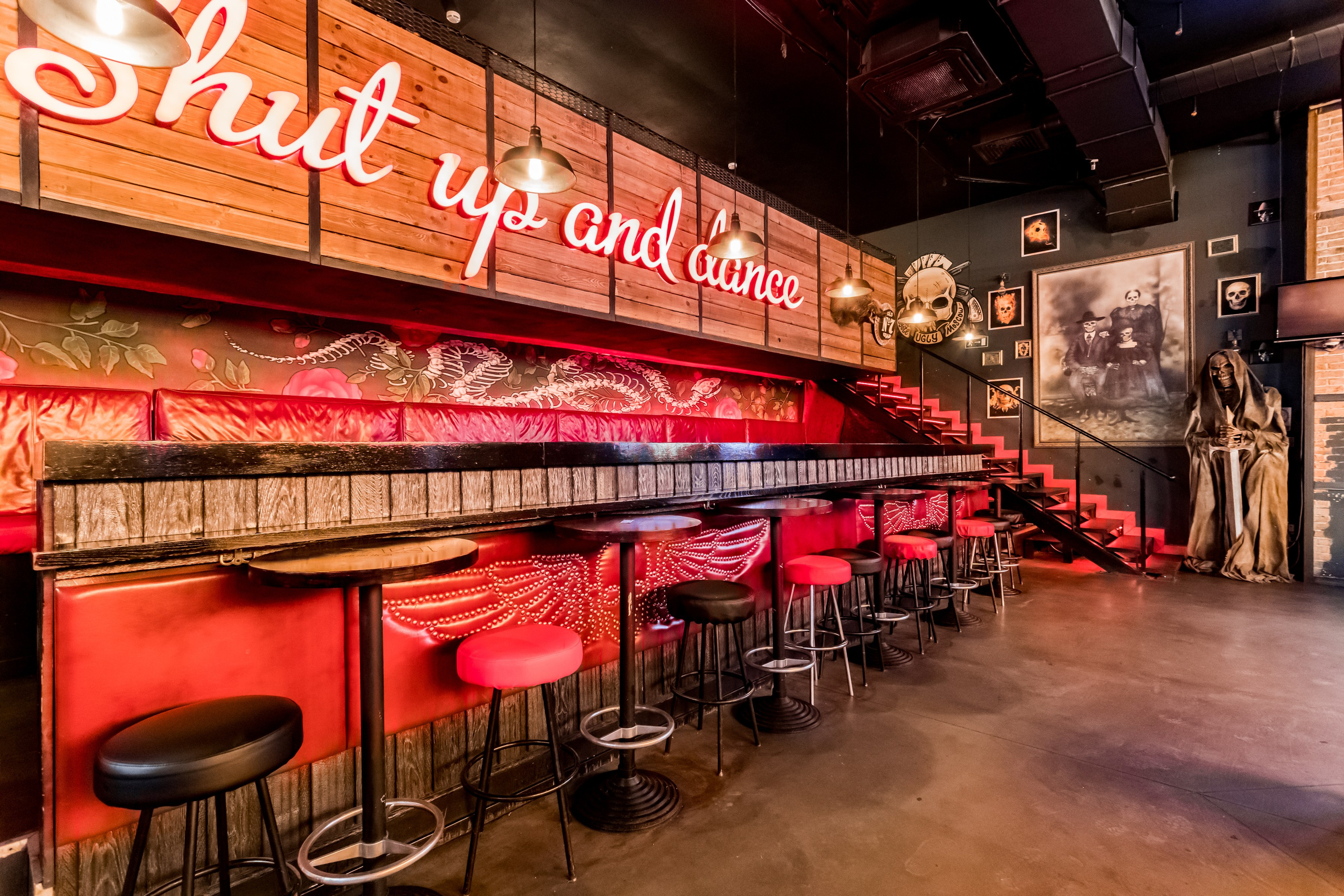 Фотосъемка для бара Гадкий Койот на улице Большая Дмитровка. Интерьеры, Контент, Портреты | Фотограф в Москве Дани Терно