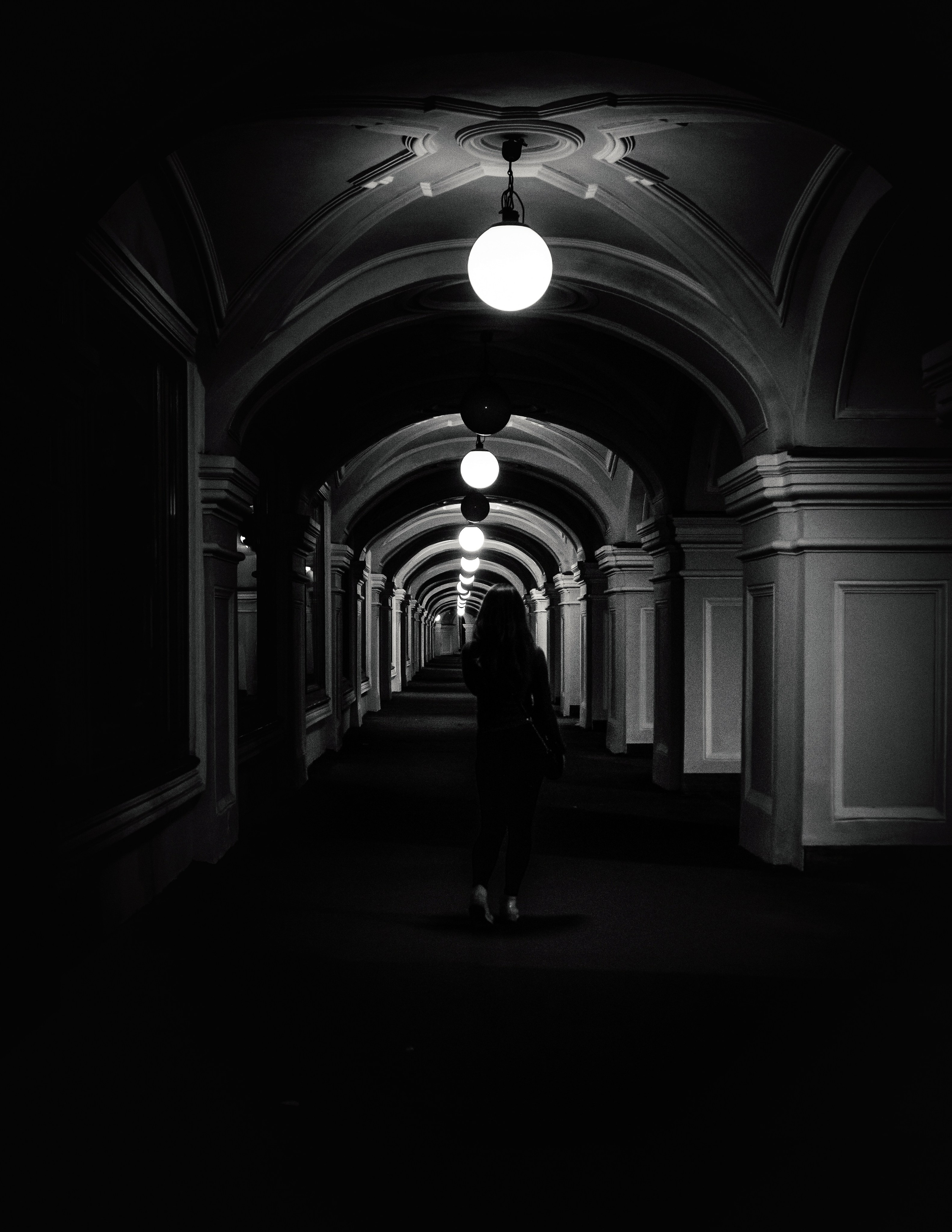 Гостинный двор Санкт-Петербург, гостинный двор ночью в Санкт-Петербурге, черно-белое фото гостинного двора Санкт-Петербург