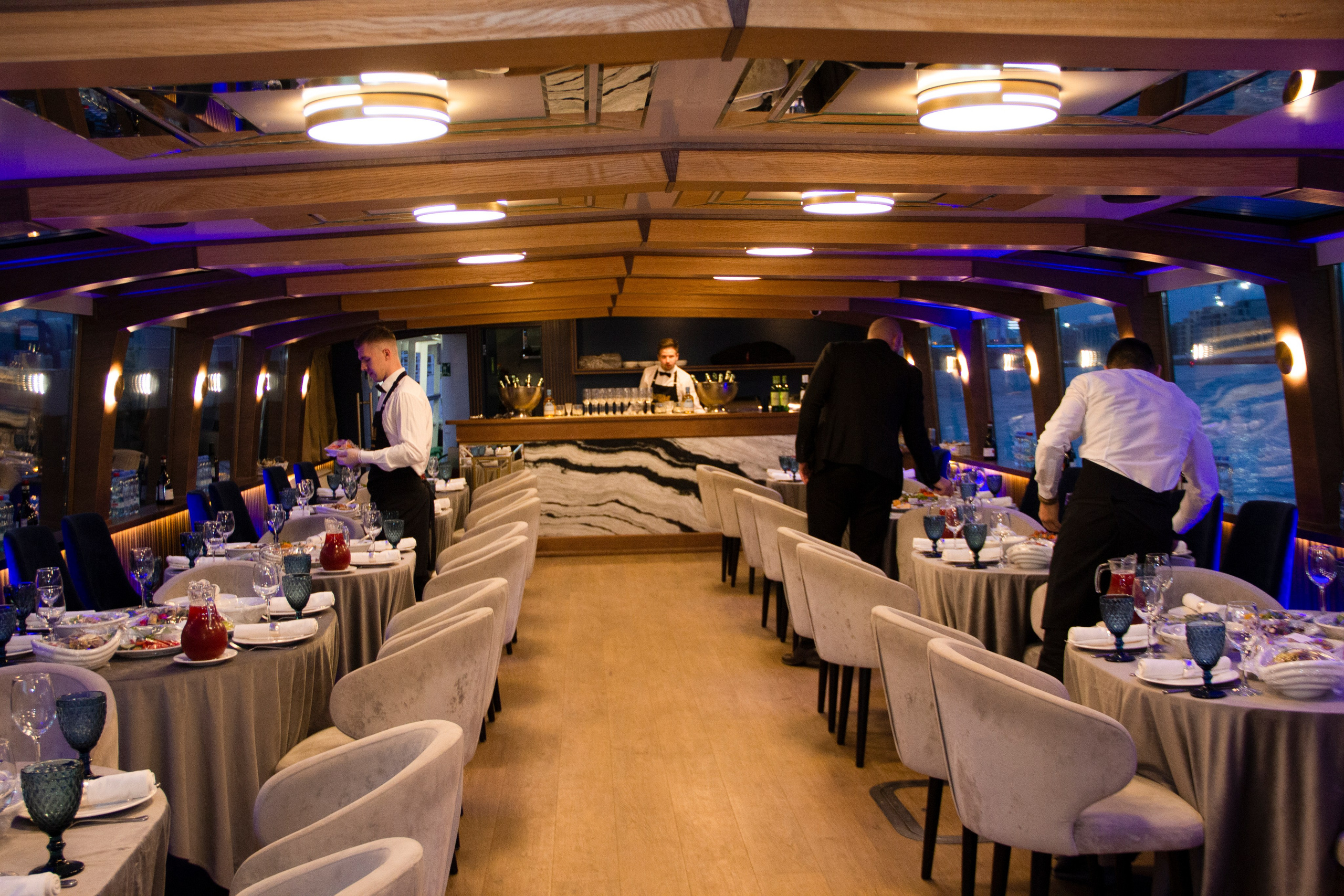 Съемка для сайта аренды катеров в Санкт-Петербурге, подготовка к свадебной прогулке по рекам и каналам. Фотограф в Санкт-Петербурге Смирнова Диана