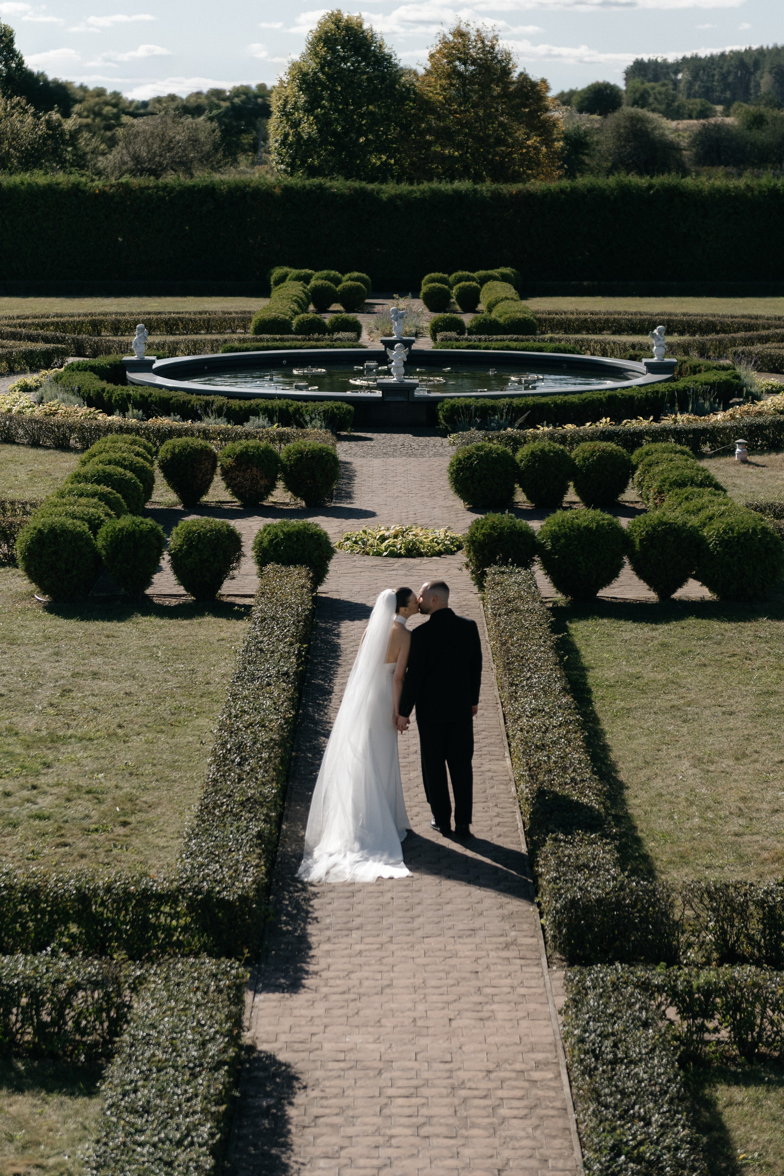 Wedding day in VERSAL PARK. Wedding PHOTOGRAPHER Andrew Vnukov