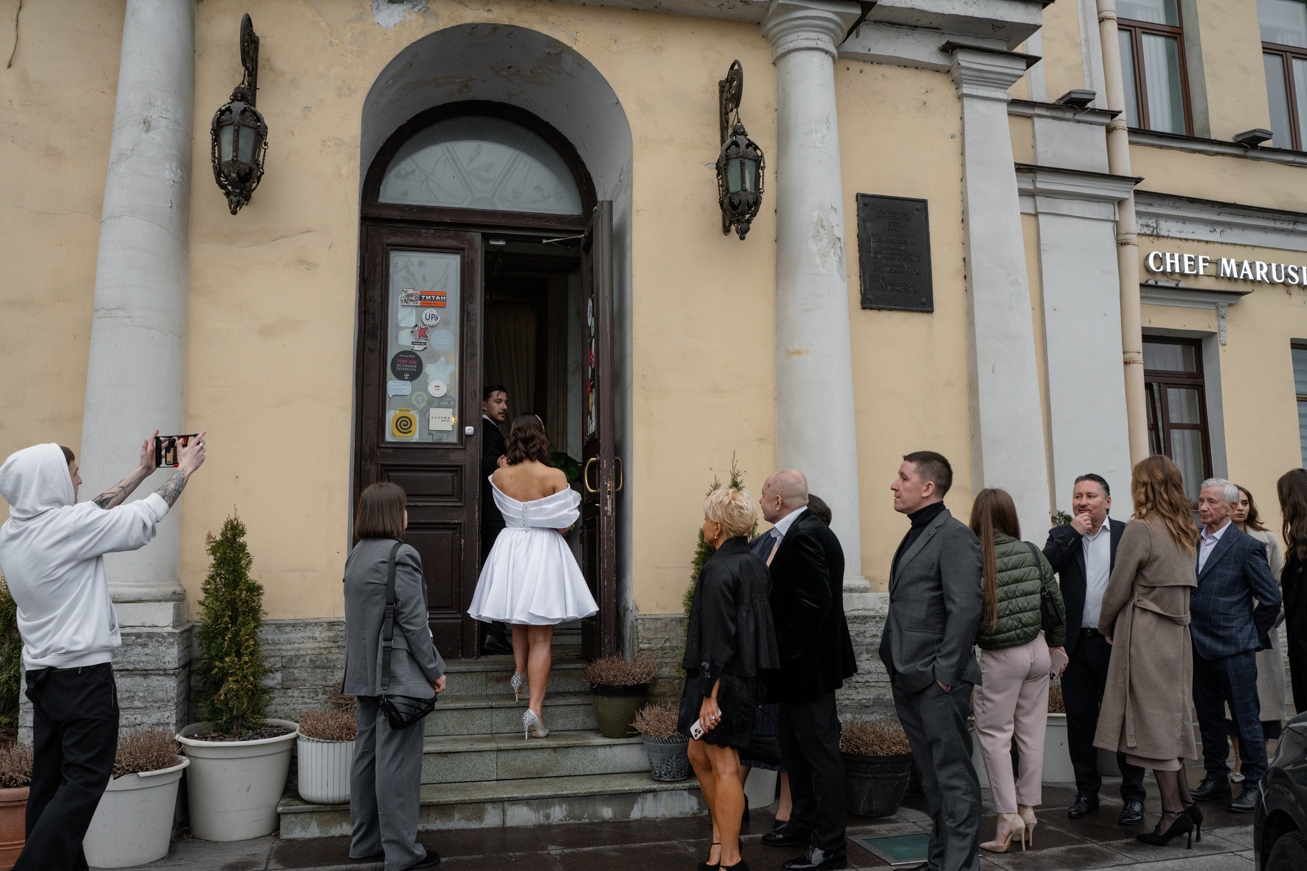 Свадебная фотосессия на Вокзале и рядом с Исаакиевским собором. Свадебный фотограф Александр Невский в Санкт-Петербурге