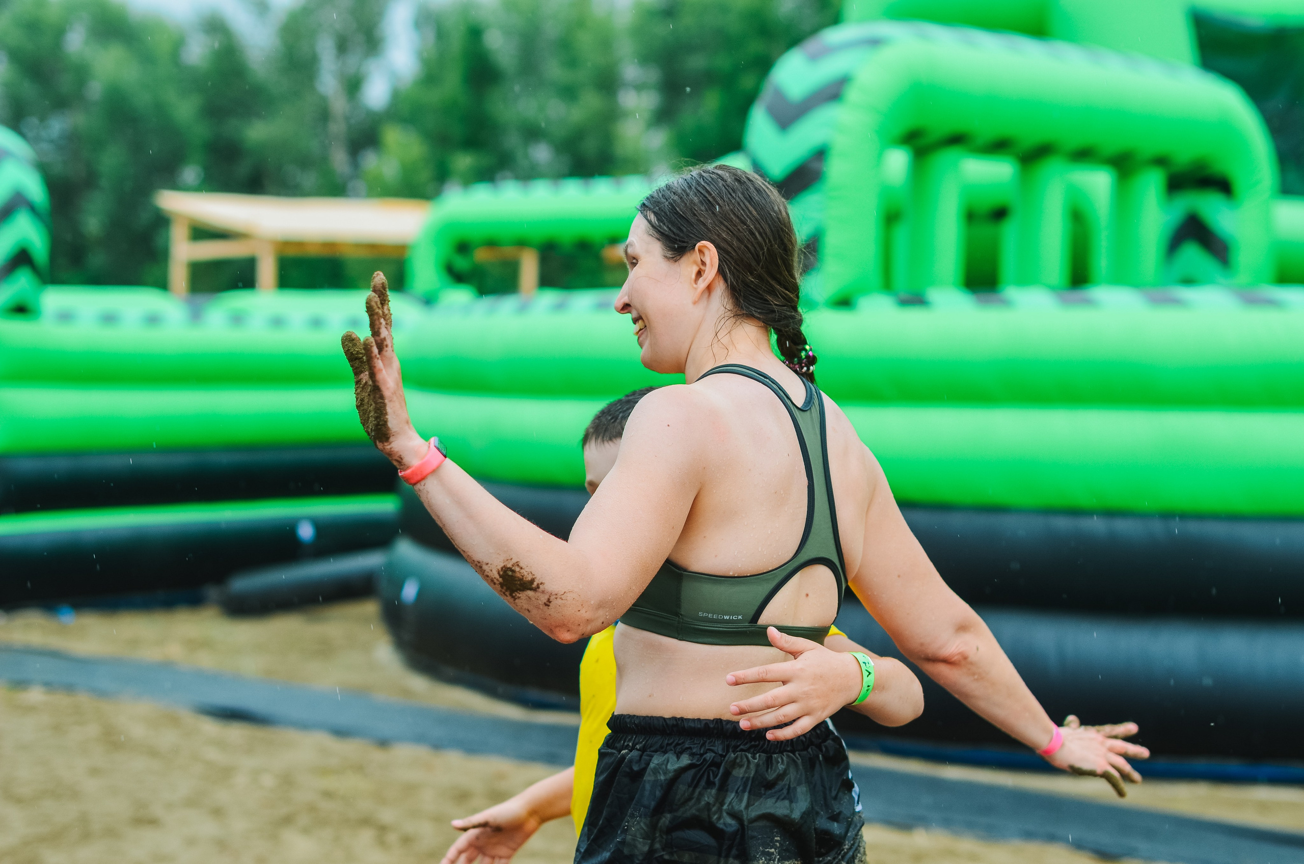 Фестиваль «Грань» 2025. Спортивная площадка. Денисова Аля — фотограф для парных съемок и индивидуальных историй в Барнауле