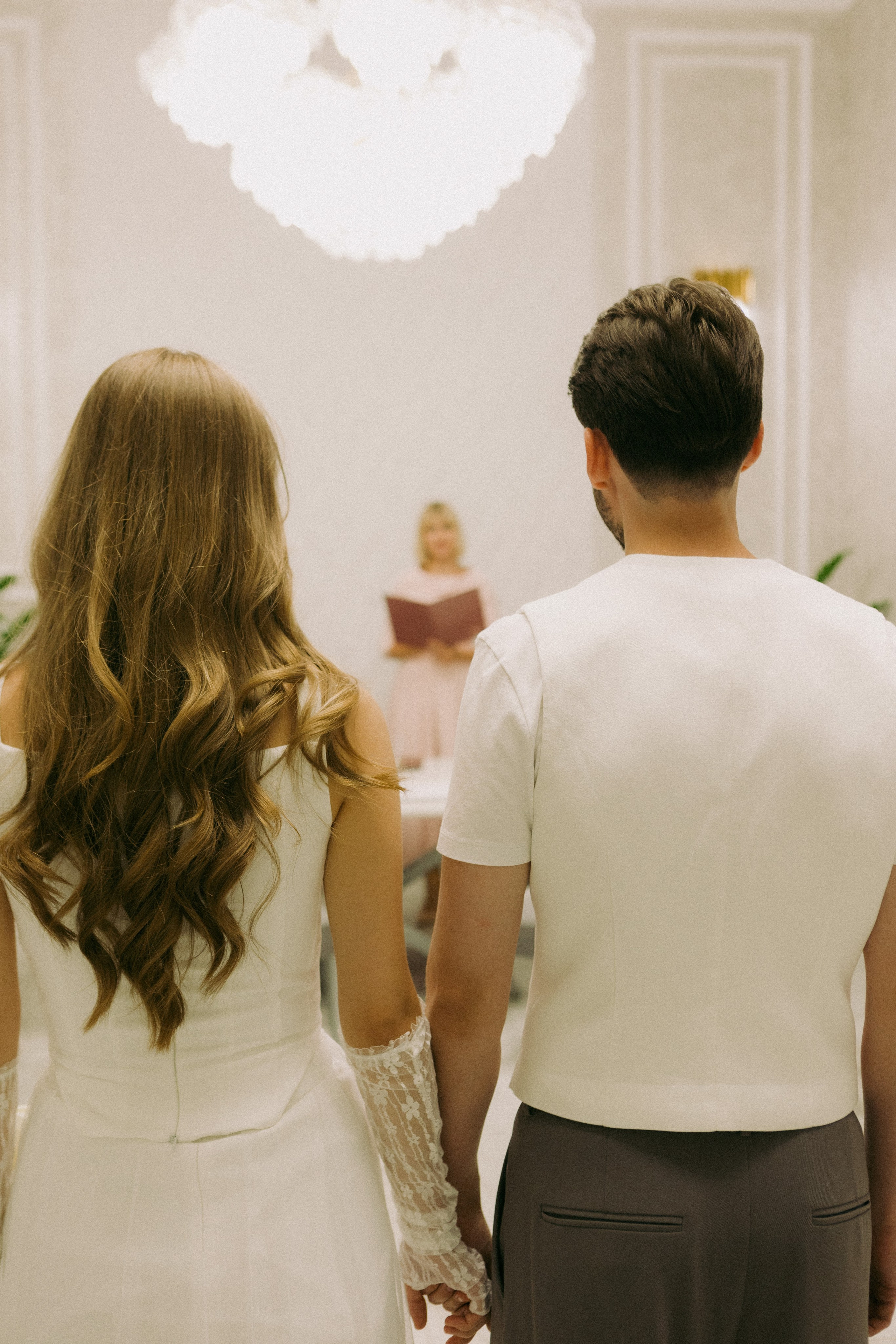 фото жениха и невесты во время росписи