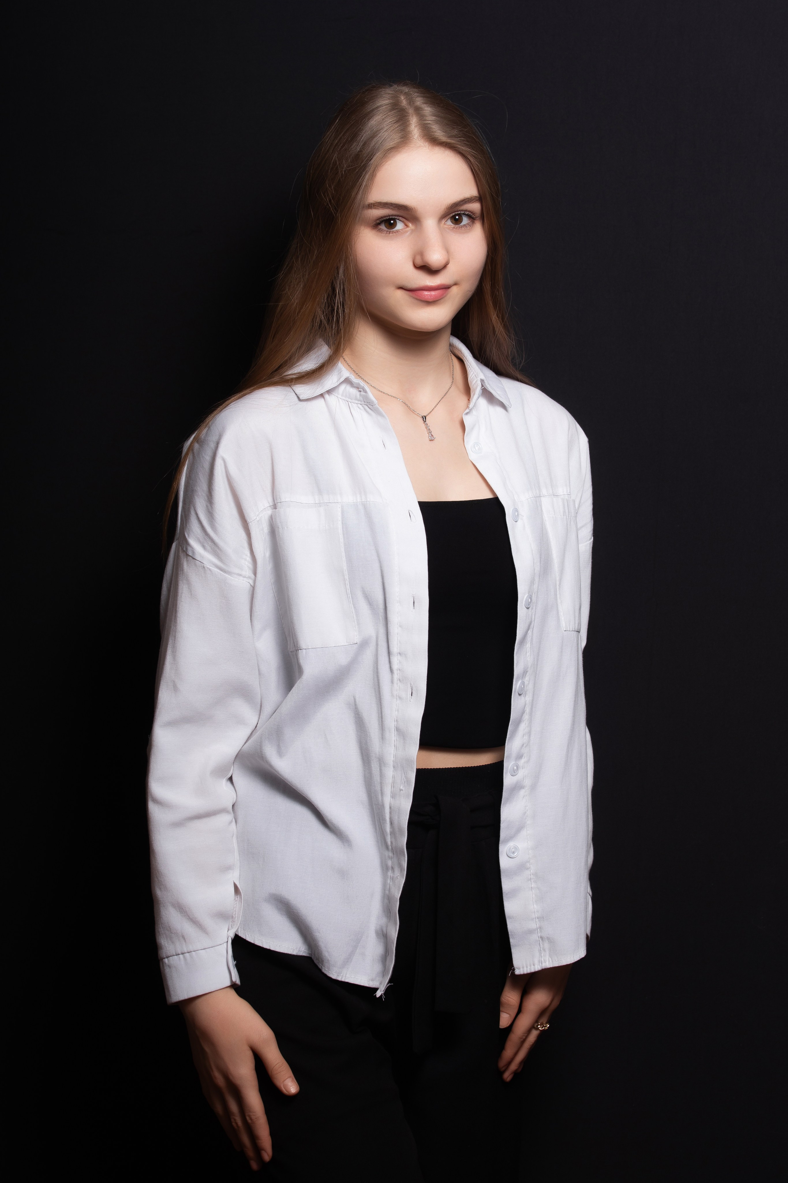 Портретная фотосессия для учеников 9 класса на чёрном фоне | Школьный фотограф Николай Богатырёв | Твой альбом / Твои правила. ТВОЙ АЛЬБОМ / ТВОИ ПРАВИЛА