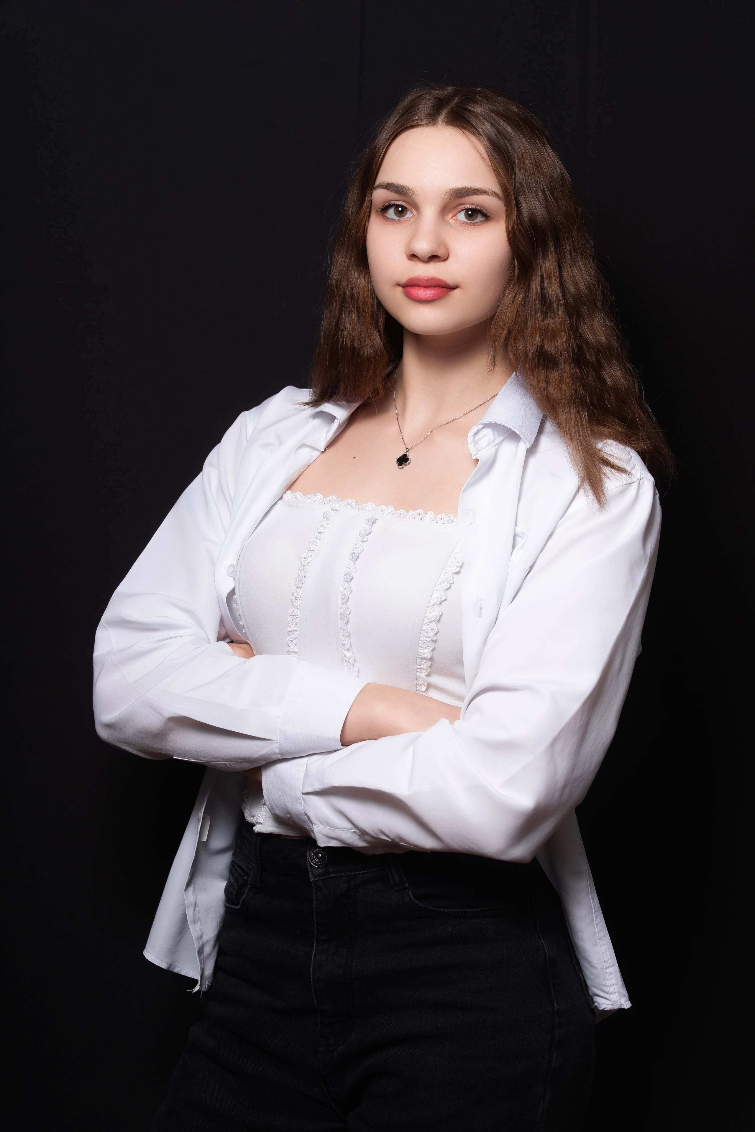 Портретная фотосессия для учеников 9 класса на чёрном фоне | Школьный фотограф Николай Богатырёв | Твой альбом / Твои правила. ТВОЙ АЛЬБОМ / ТВОИ ПРАВИЛА