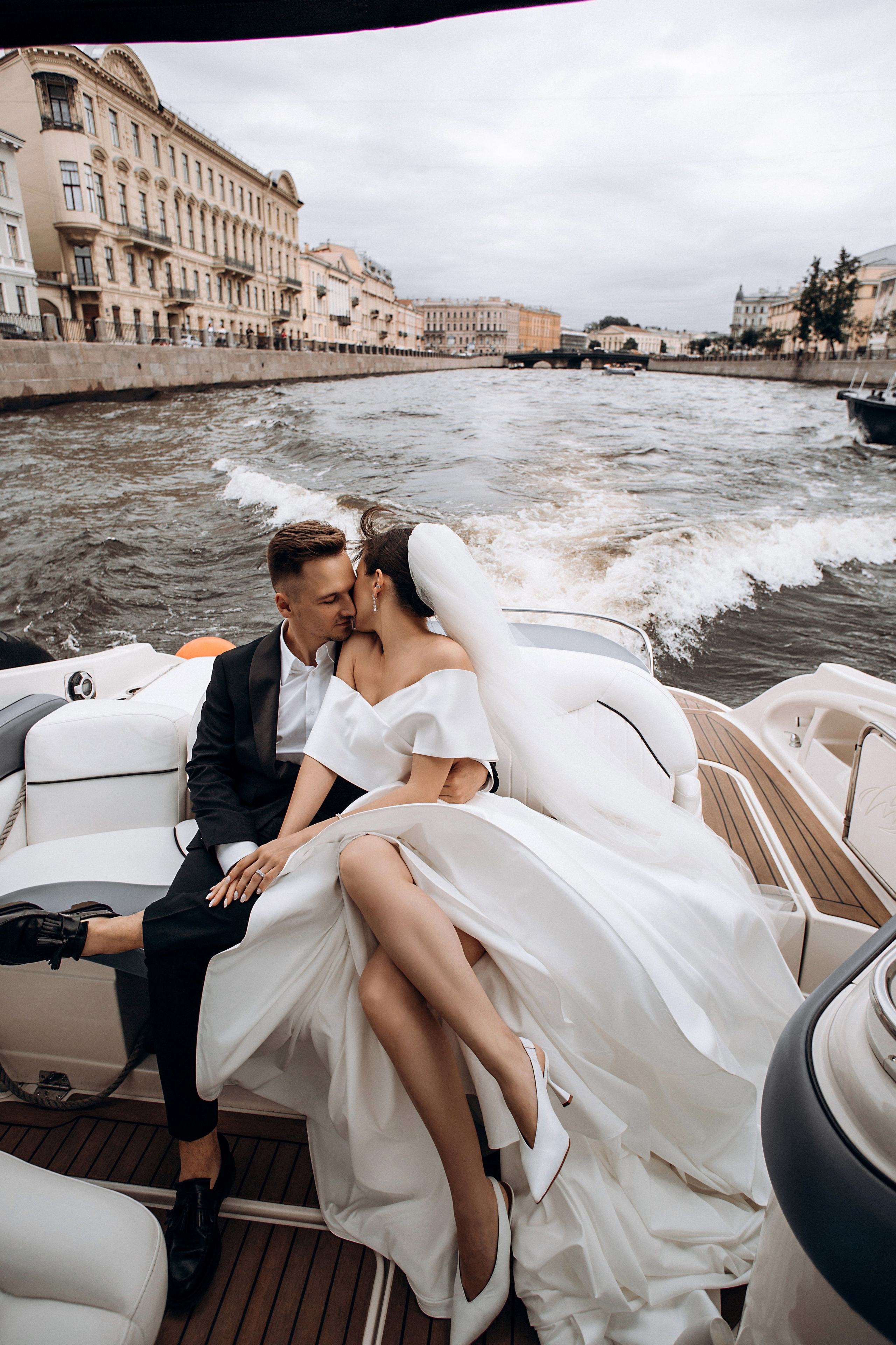 Свадьба на катере. Свадебный фотограф в Санкт-Петербурге Вика Стукачева