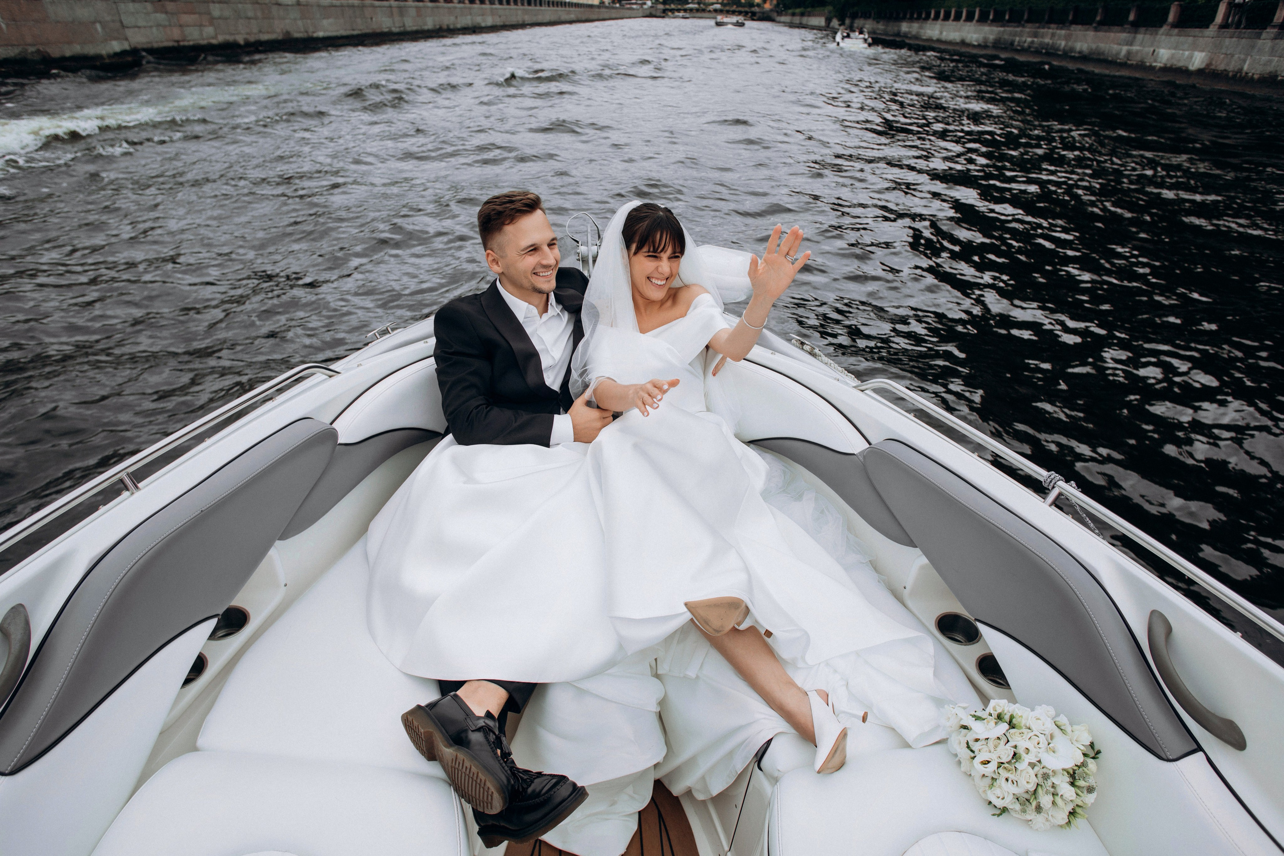 Свадьба на катере. Свадебный фотограф в Санкт-Петербурге Вика Стукачева