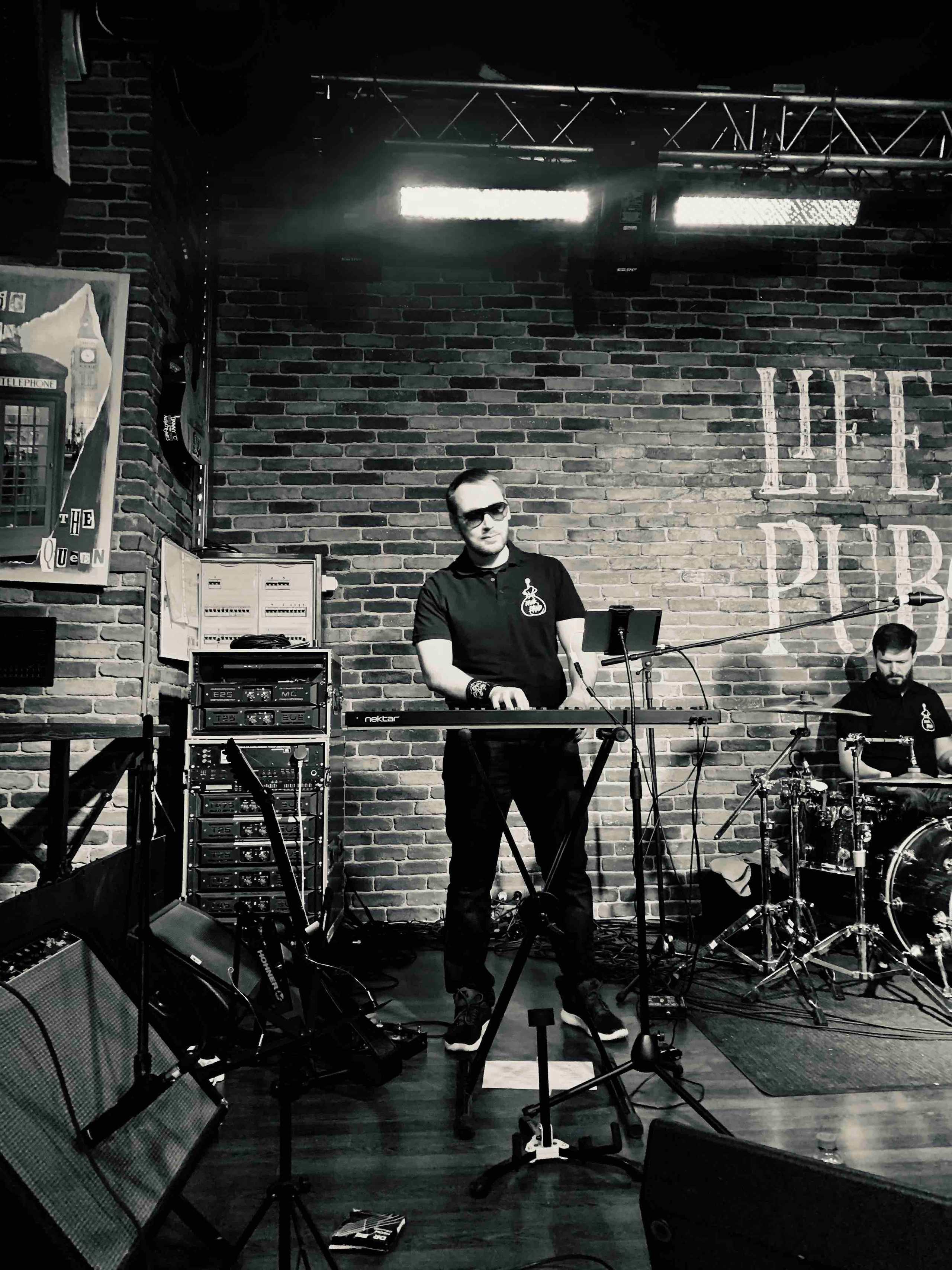 LifePub 16.03.2022. Московская кавер-группа BankBand