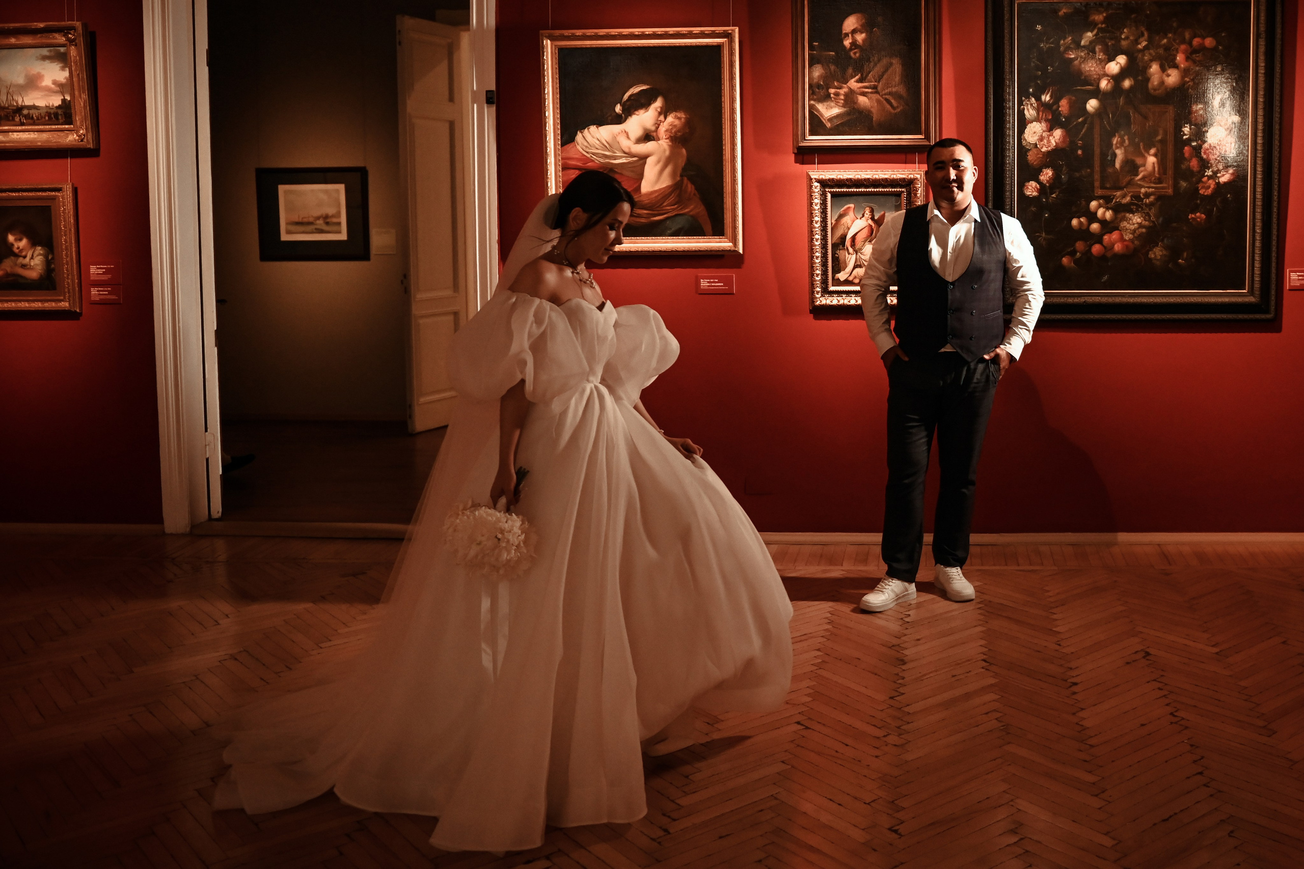 Небольшая свадебная серия в музее и прогулкой под дождем Эльмиры и Ризата. Свадебный, семейный, детский, контент фотограф в Омске Максим Ильин