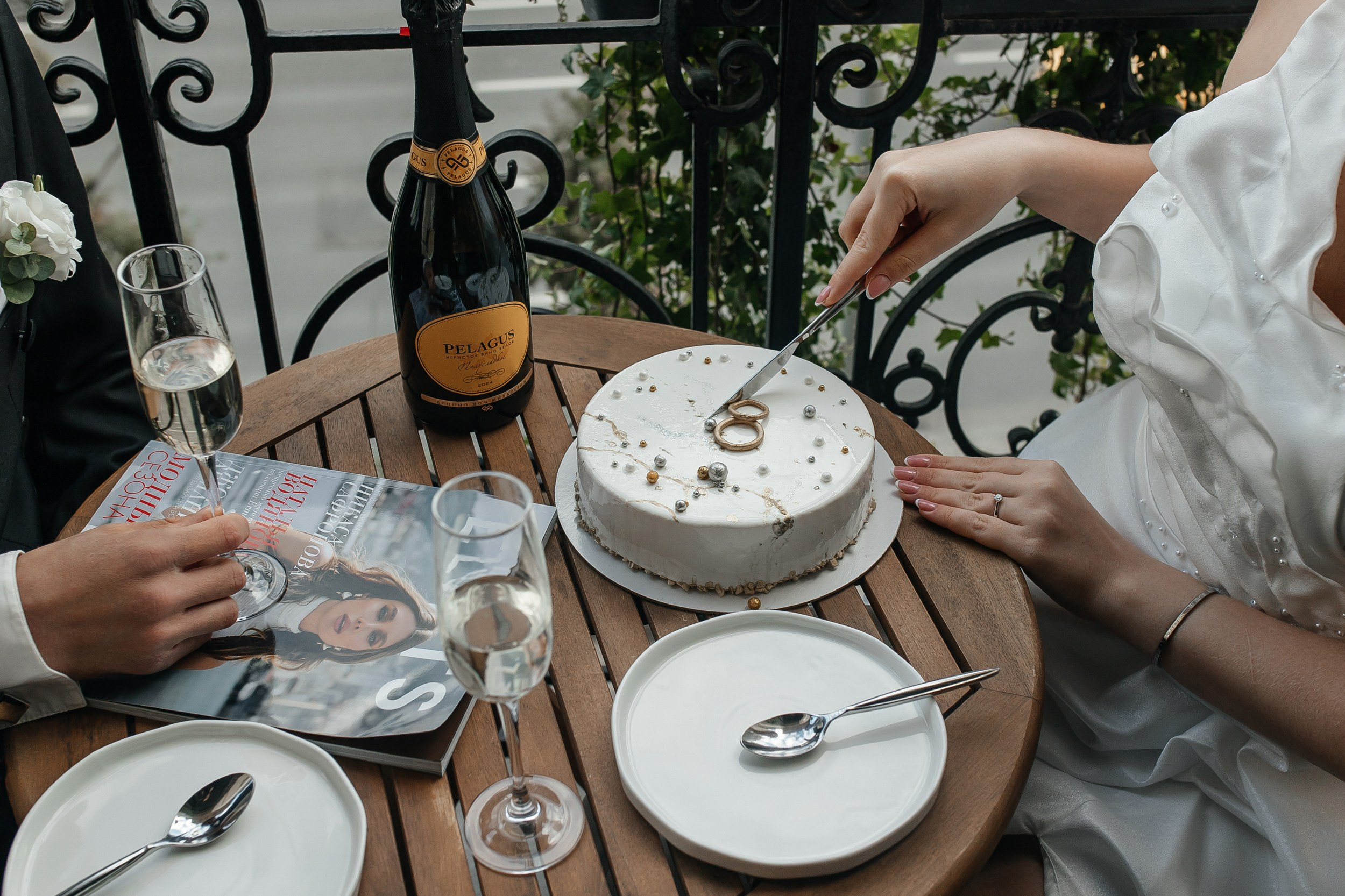 Свадебная фотосессия в отеле Hartwell hotel Moscow, Грибоедовском загсе. Свадебный фотограф в Москве Дарья Олендарёва
