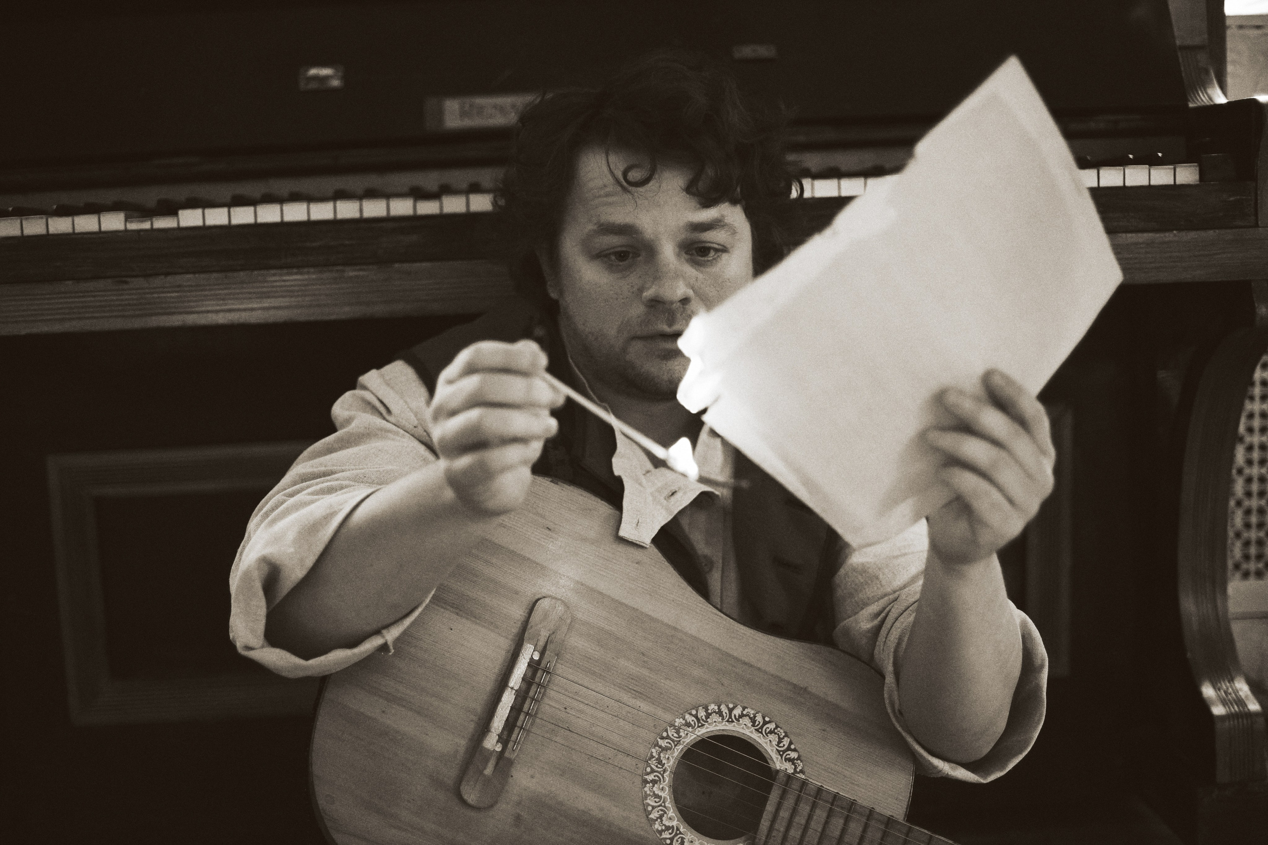 Сергей Друзьяк поджигает ноты