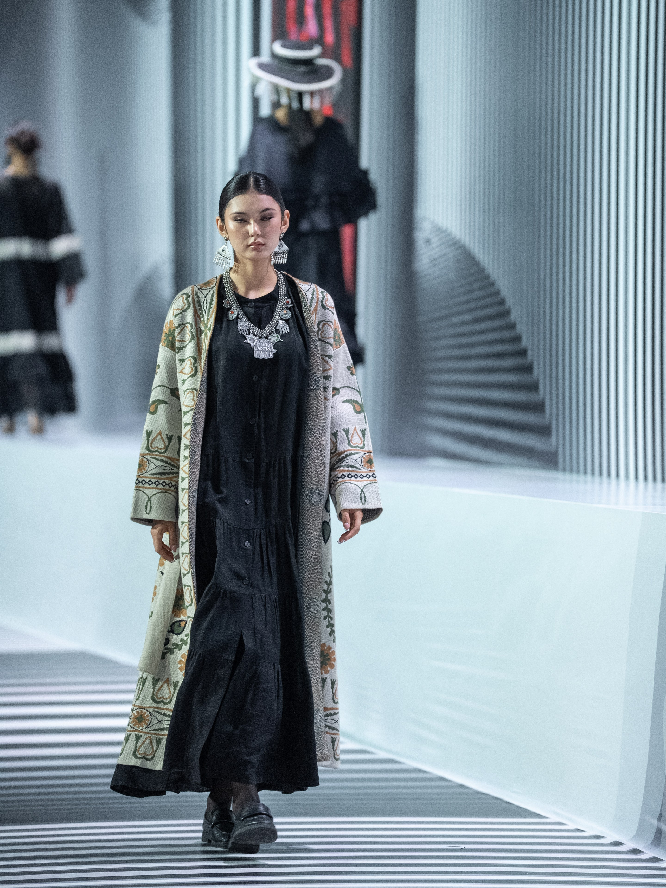 Brand AINASH QARA. Сайт Алматинского НЮ АРТ, будуар и фэшн фотографа Дениса Карпенко