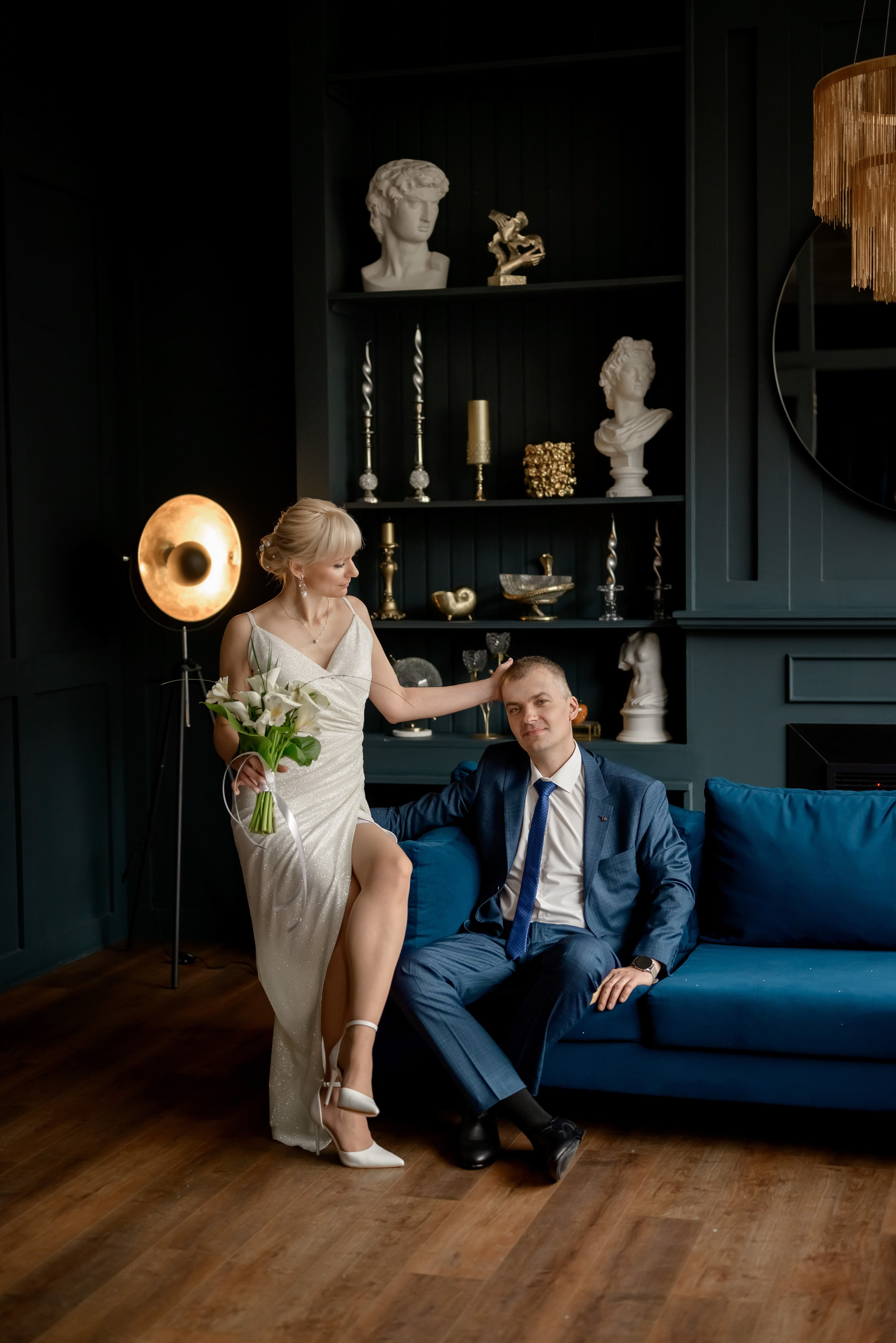 Свадебная фотосессия в синем зале. Юлия Басня семейный и свадебный фотограф в Донецке