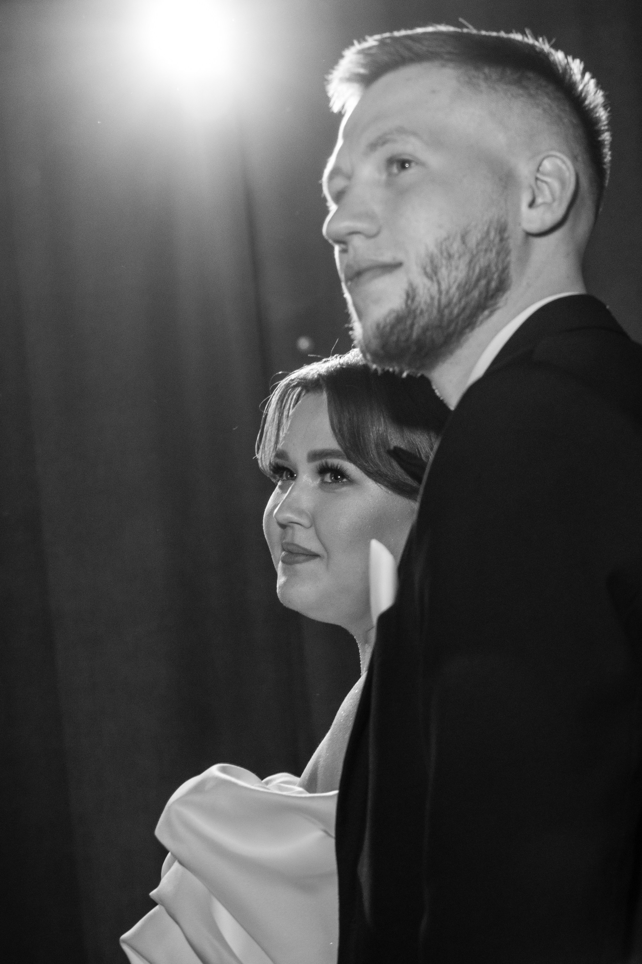 На свадебной фотографии изображено великолепное мгновение, наполненное нежностью и романтикой. Молодожены, окруженные цветами и природой, излучают счастье и любовь друг к другу. Взгляды, полные нежности и взаимопонимания, словно говорят об их чувствах, обретших свое воплощение в этот особенный день. Белоснежное платье невесты и стильный костюм жениха создают образы, пропитанные изысканностью и элегантностью. Теплые лучи солнца, ласково освещающие молодую пару, добавляют кадру мягкости и теплоты, создавая атмосферу сказочной красоты.. Автор фотограф: Додров. Ph: dodrov.