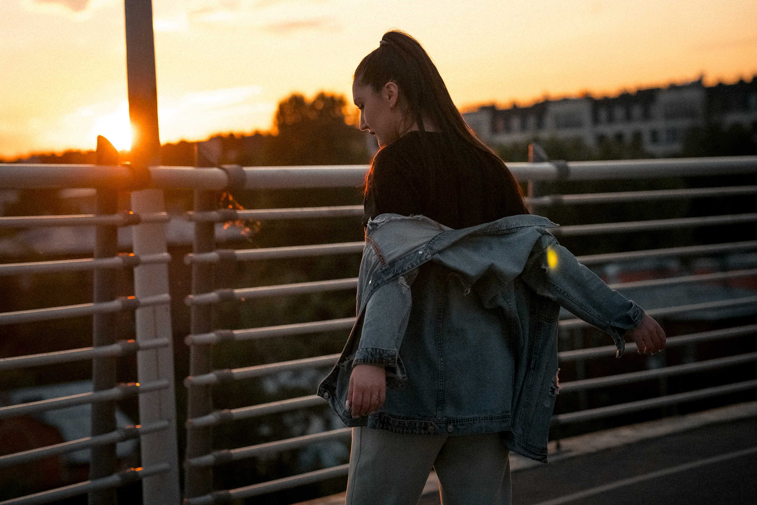 Портрет девушки со спины на закате