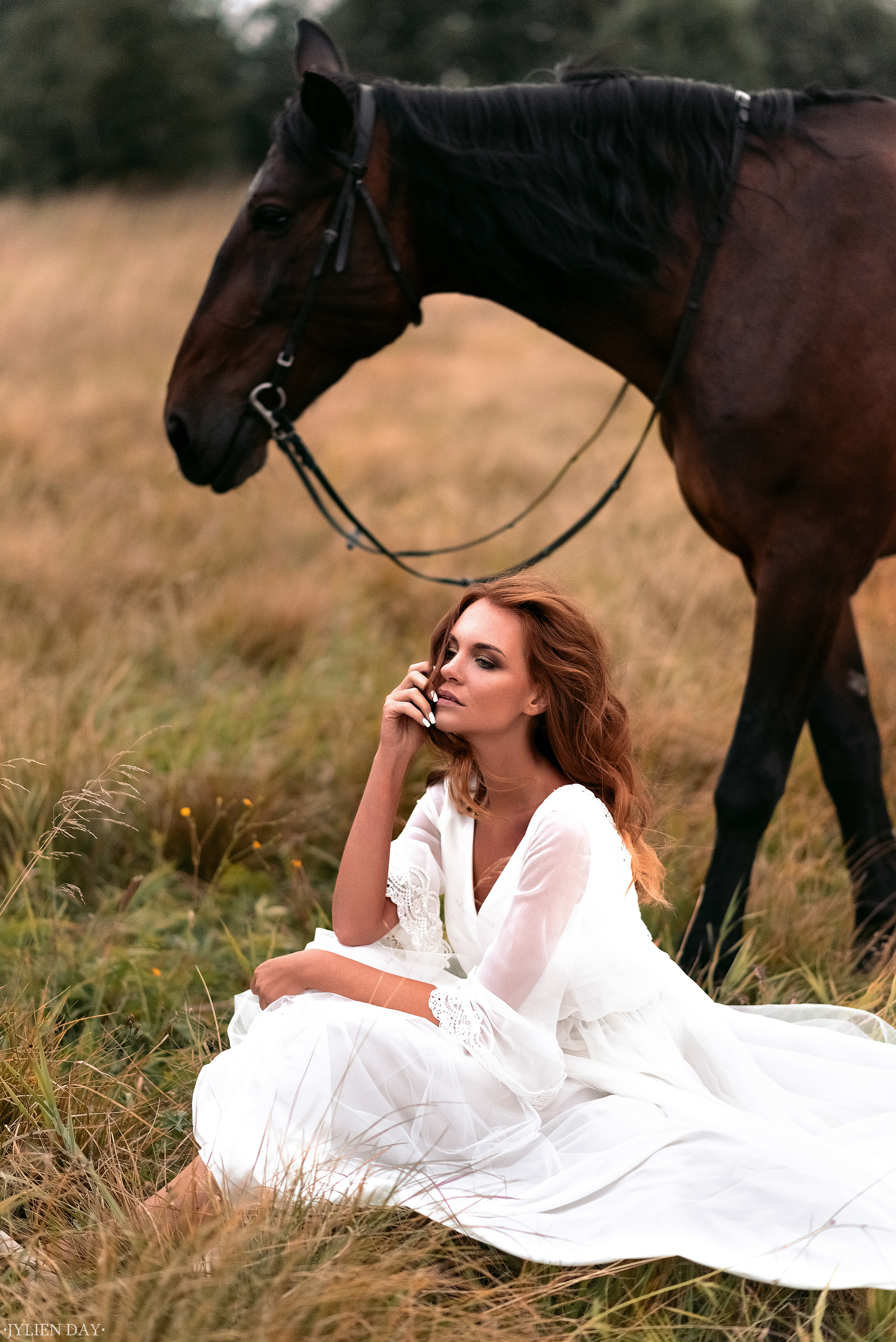 Свадебная фотосессия за городом на конюшне