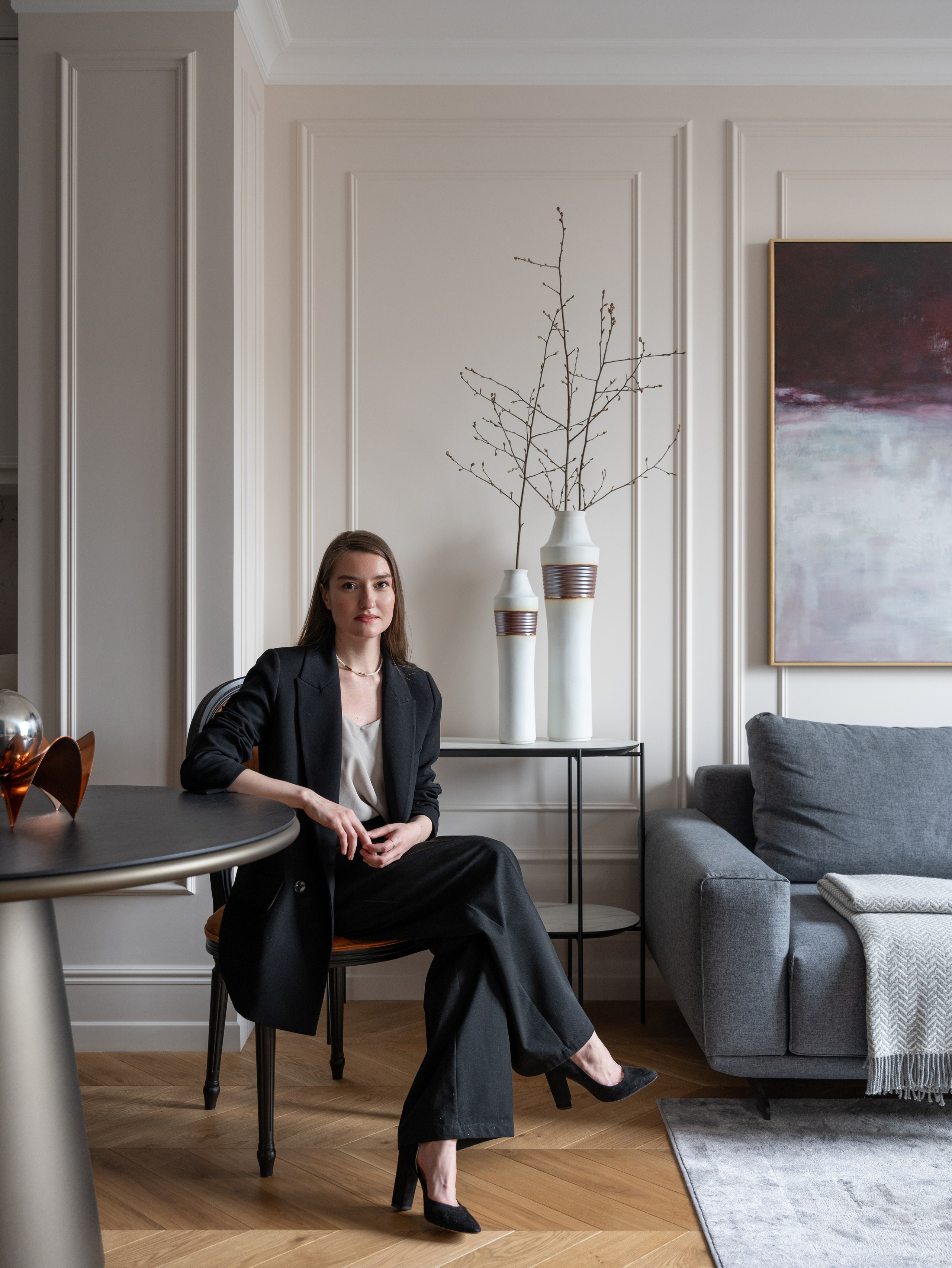 Современная кухня-гостиная с винными акцентами — дизайн интерьера квартиры  в ЖК «ALTER», Санкт-Петербург.