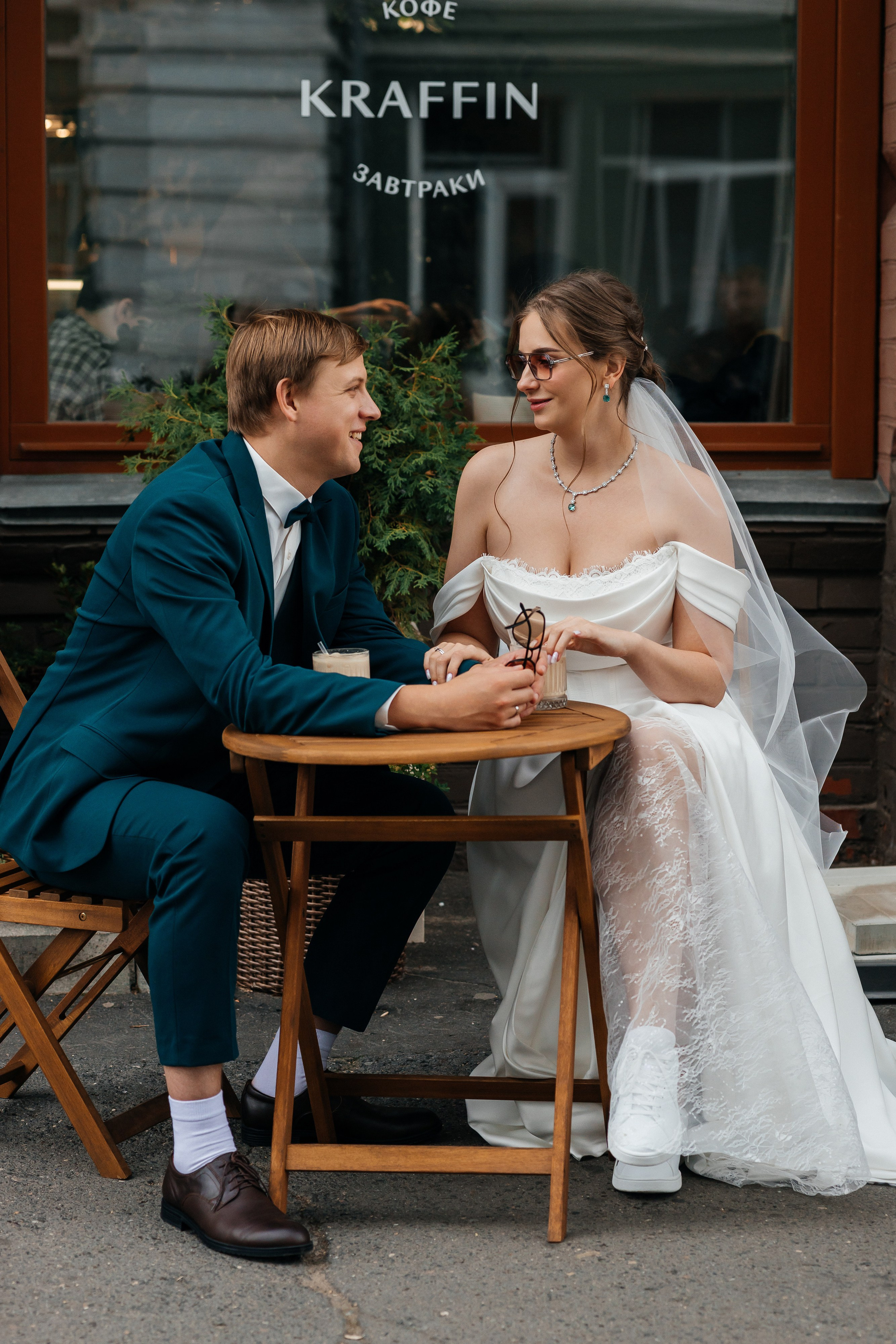 Свадебная прогулка на корабле. Олег Сверчков | Свадебный фотограф Вологда