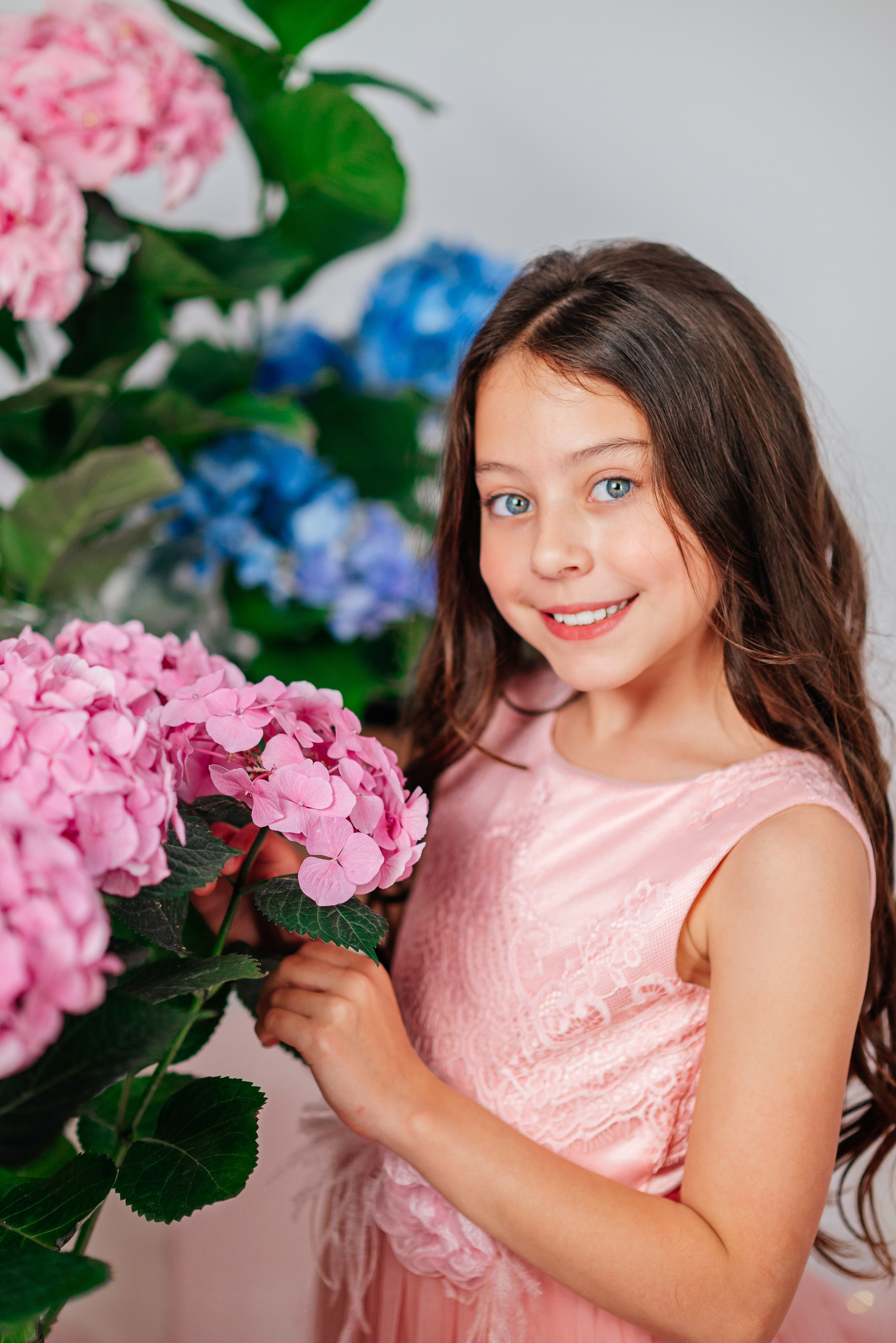 Вероника и гортензии. Семейный фотограф в Краснодаре