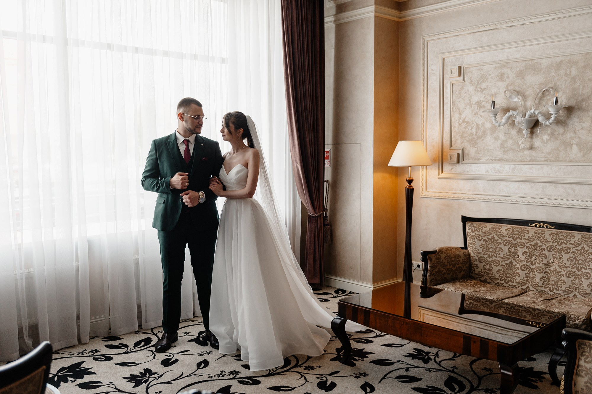 Отель Милан Москва, молодожены стоят у окна.