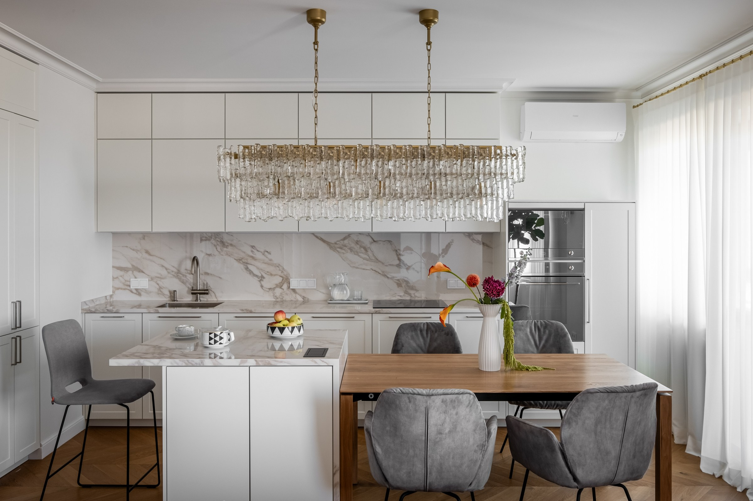 Дизайн интерьера кухни, дизайн проект квартиры, квартира 100 кв.м, дизайн проект в Москве, квартира в стиле неоклассика, неоклассический интерьер, белоснежная кухня-гостиная, белоснежная квартира, интерьер квартиры в Москве, дизайнер Диана Миронова