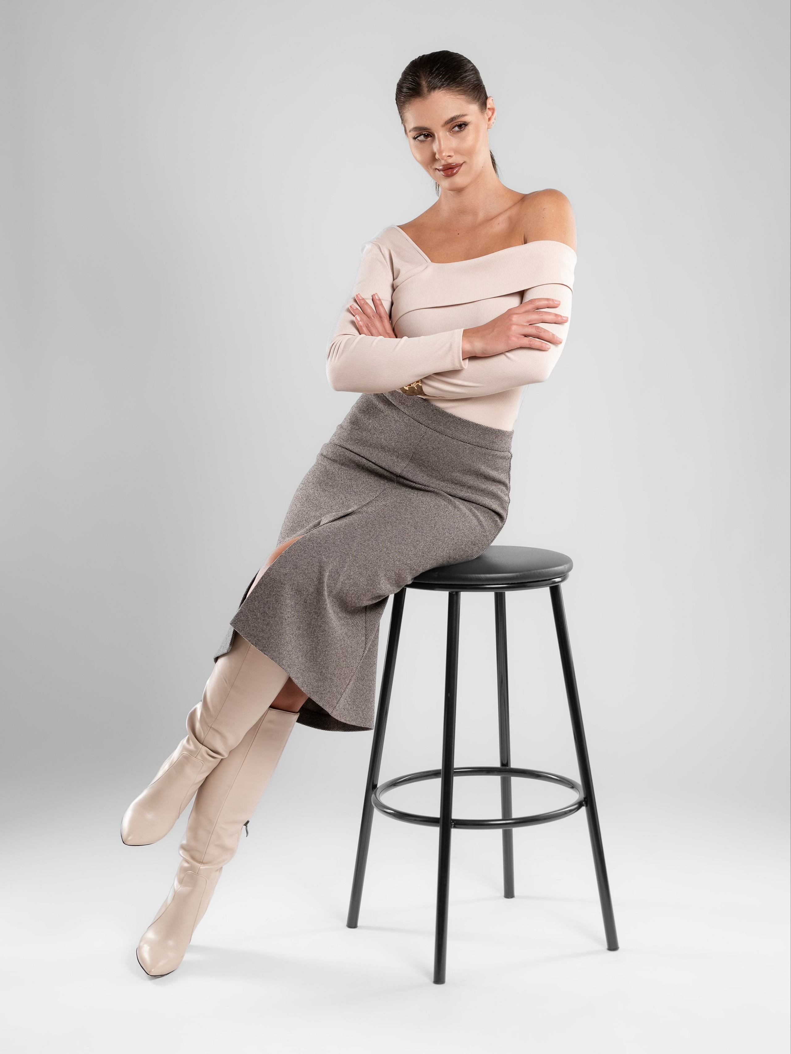 Юбки классика серый фон+интерьер. Предметный фотограф, фото для маркетплейсов Пятигорск, КМВ