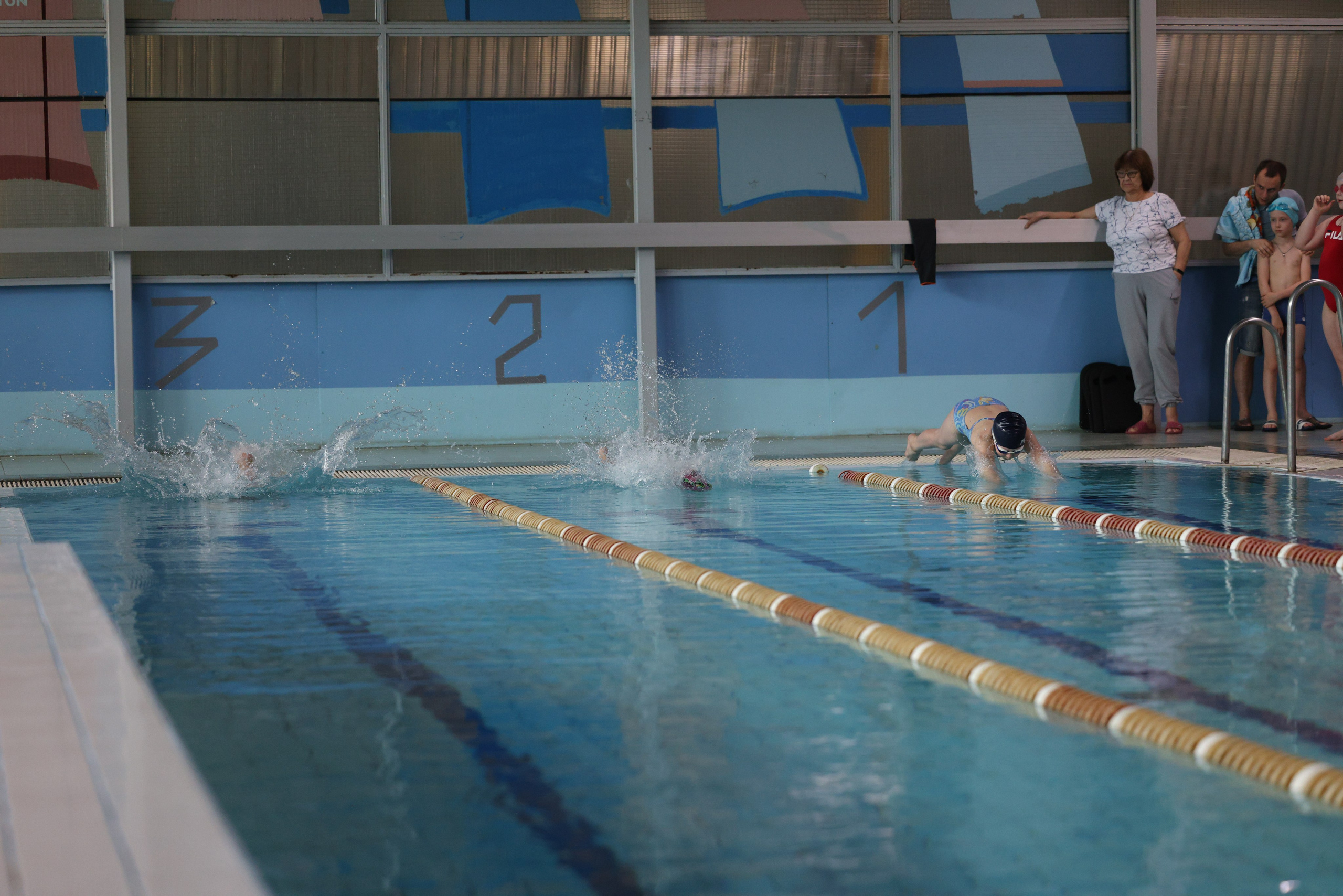 Веселый дельфин. Плавание. Дети 8-9 лет. Фотограф Александр Заломаев