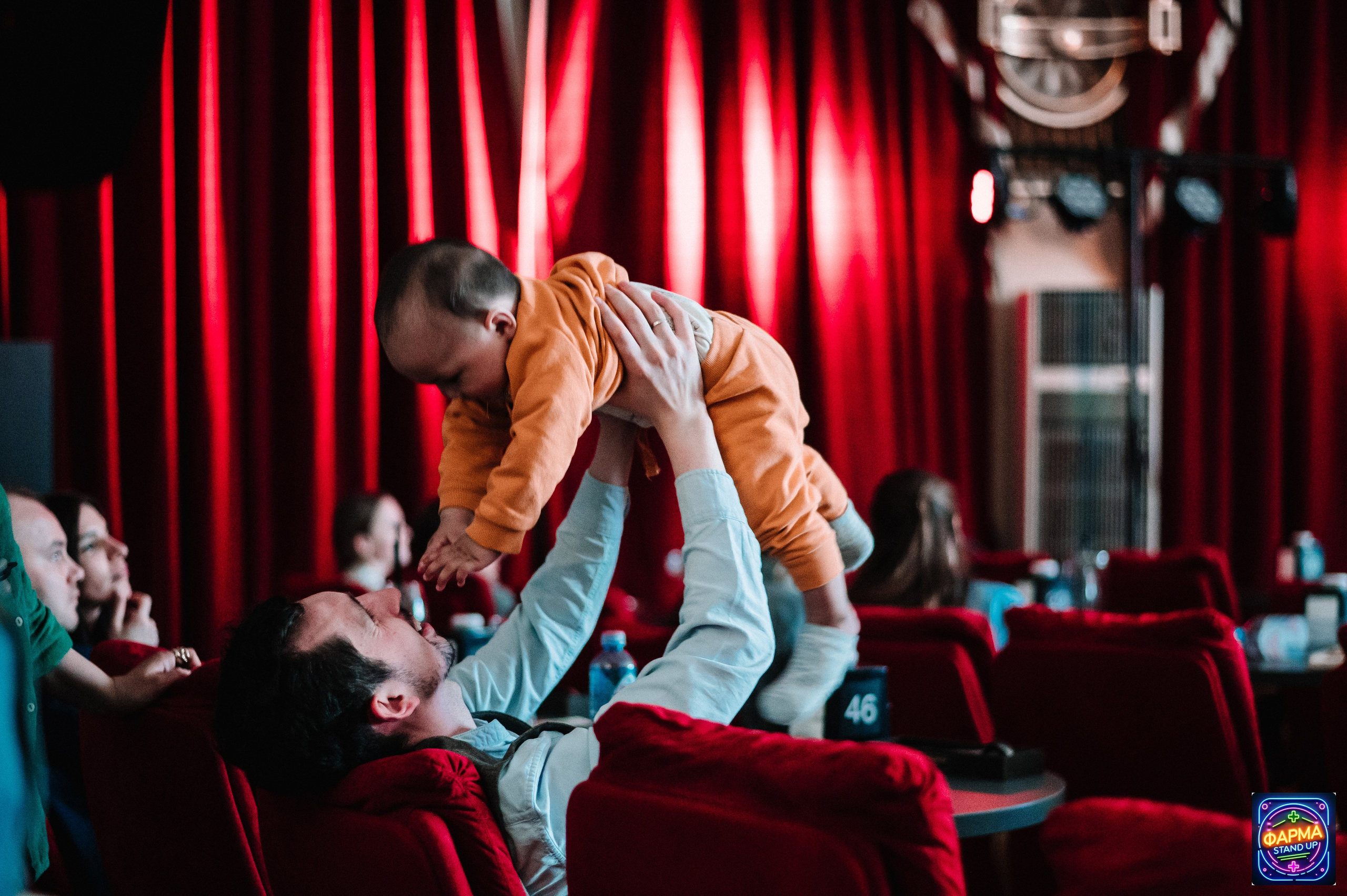 StandUp в GlavStandup Hall. Алена Братчук репортажный фотограф
