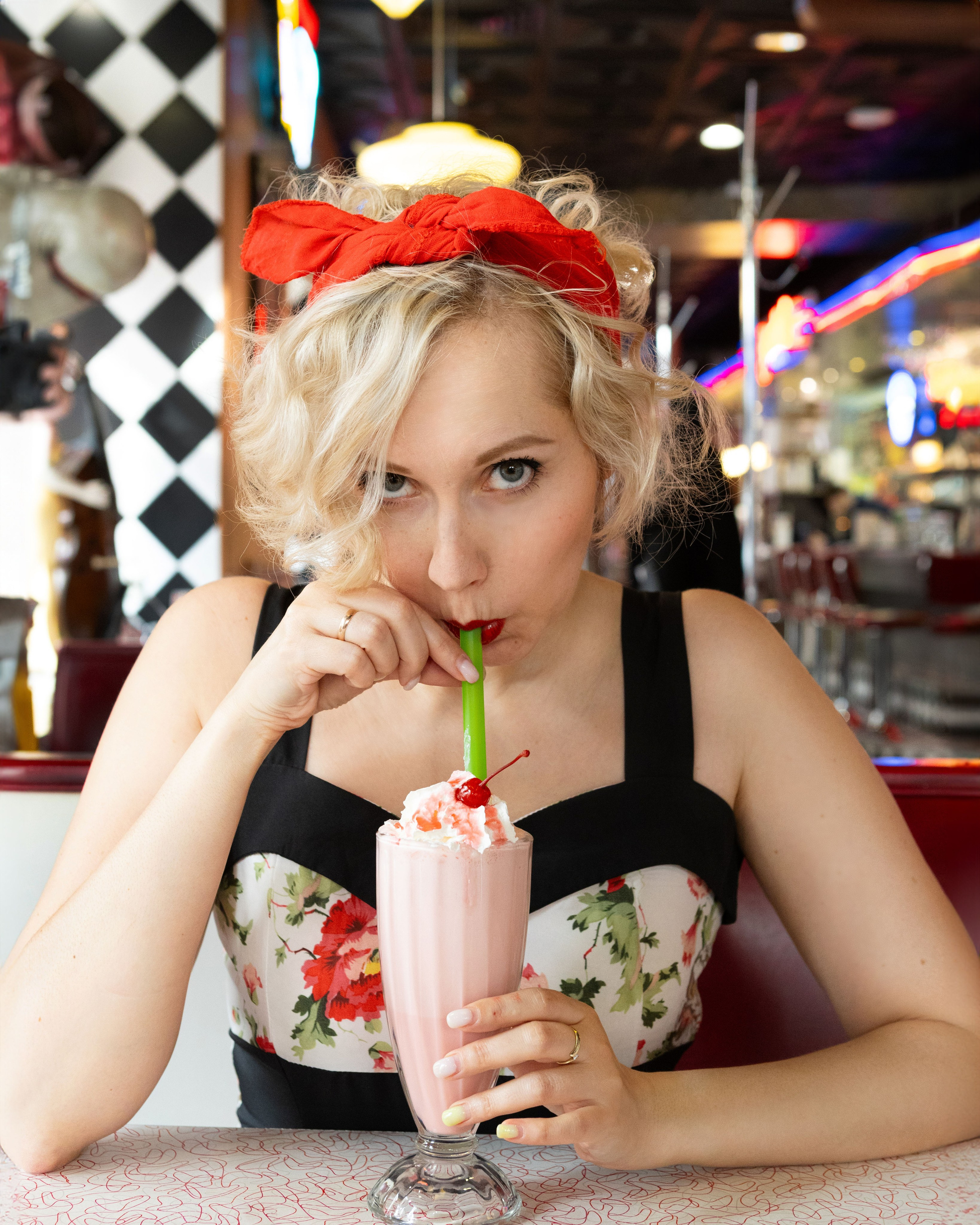 фотография в кафе в стиле пин ап