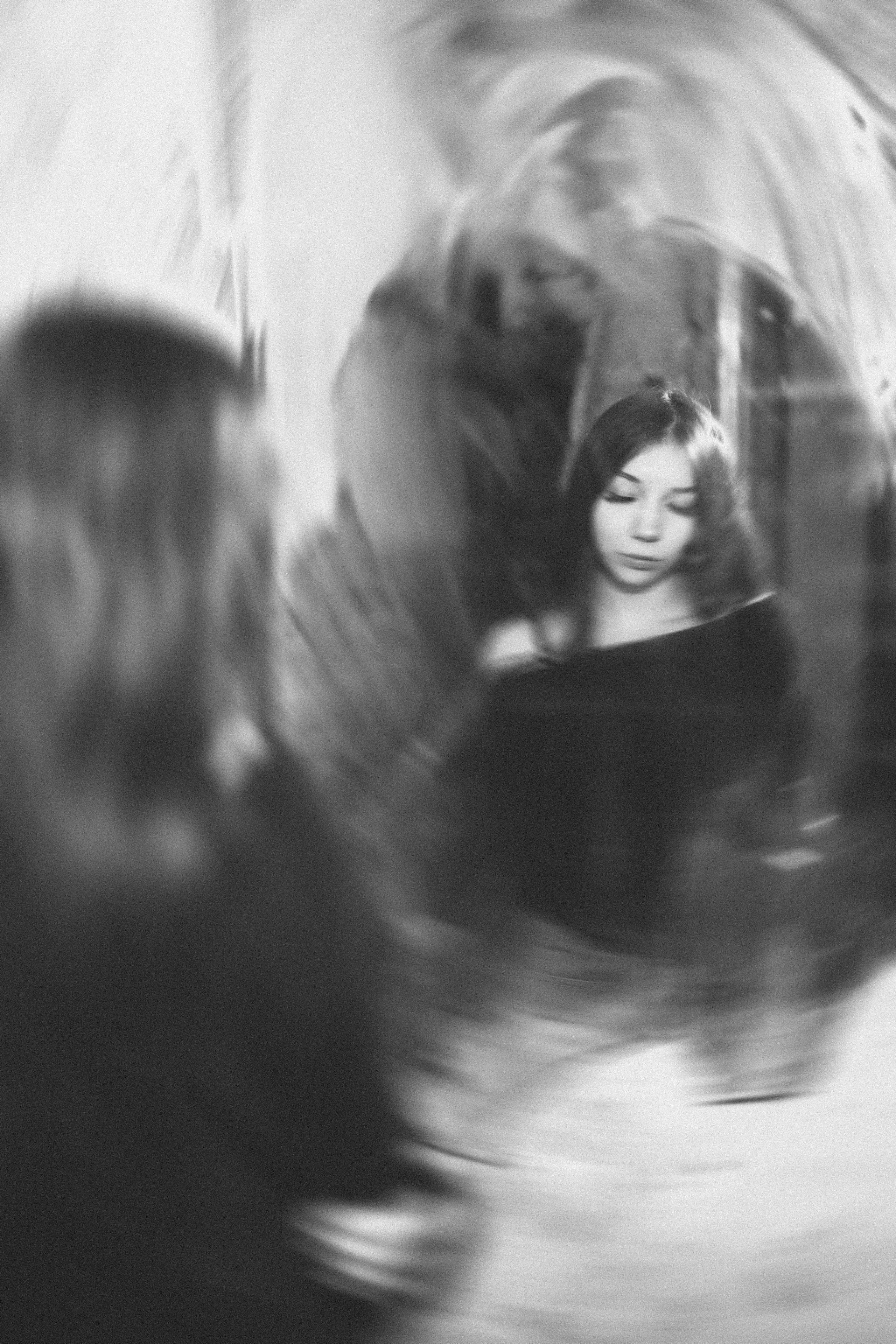 Эльвина в ярости на заброшке. Арсений Марасинский — фотограф в Казани