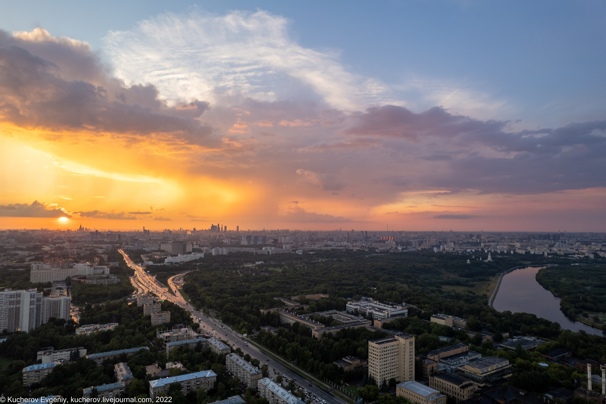 Москворечье. Закат и дождь. Кучеров Евгений. Фотограф