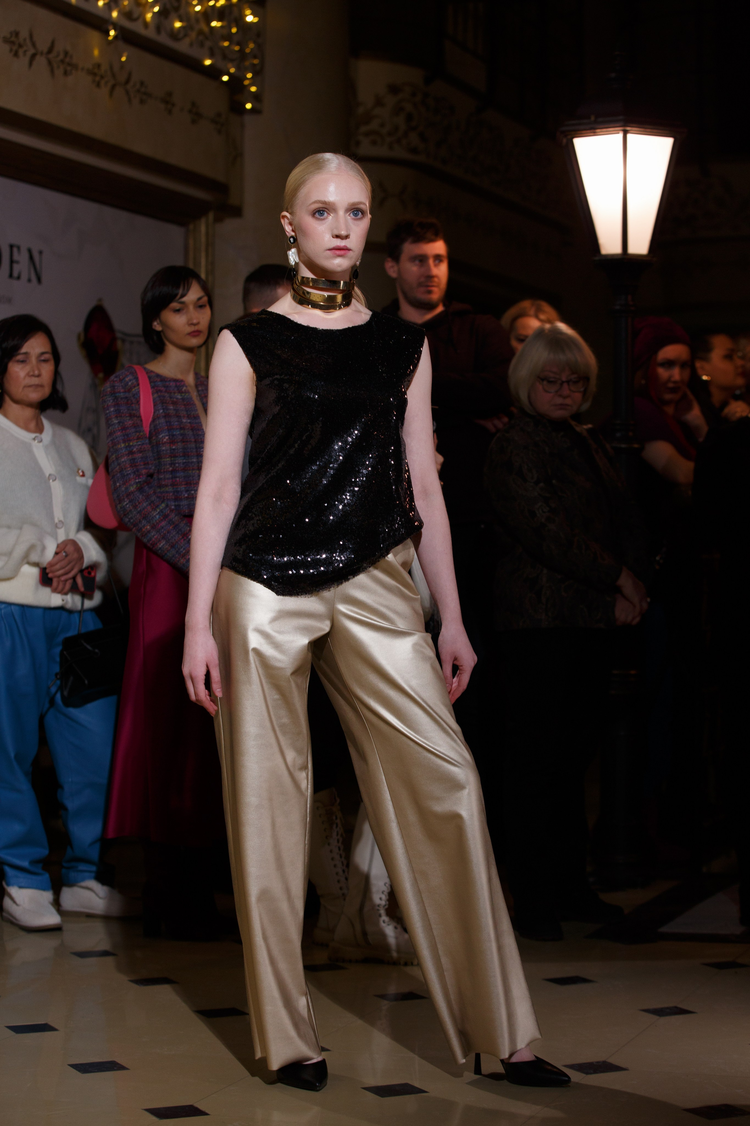 Девушка модель блондинка на показе