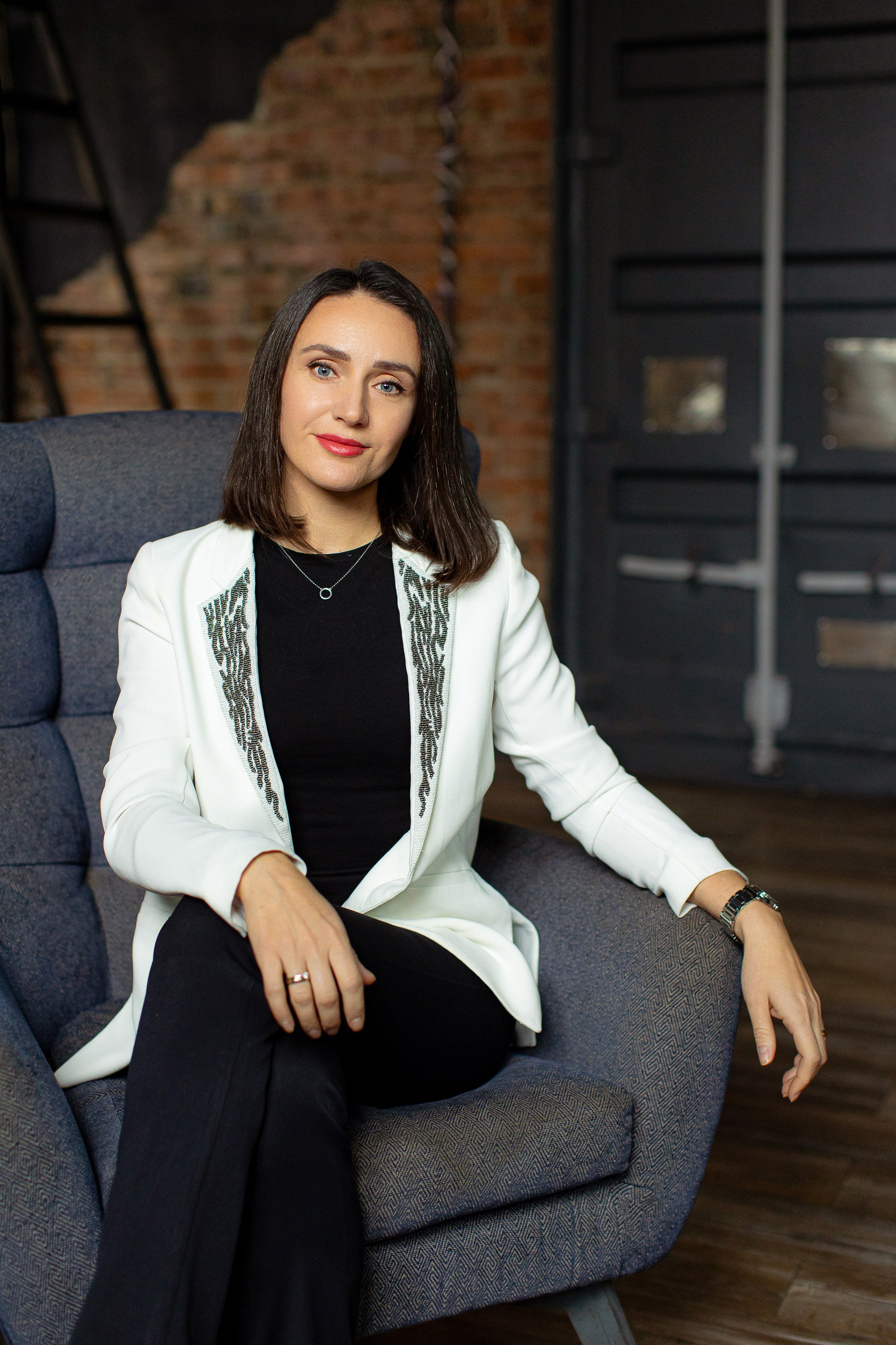 Бизнес-портрет девушки в кресле