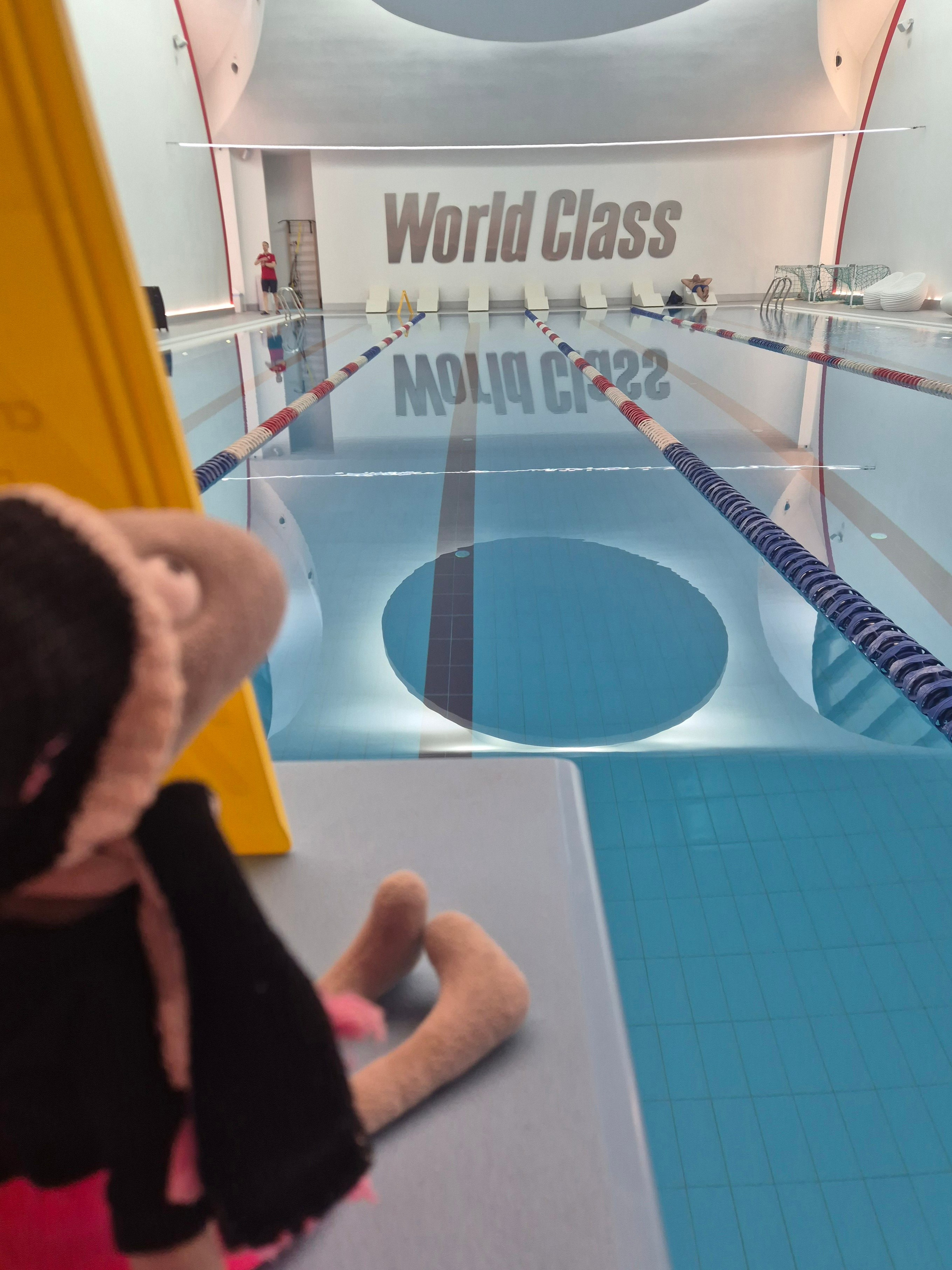 Рано-рано по утру 31-го декабря приехал в пустынный бассейн