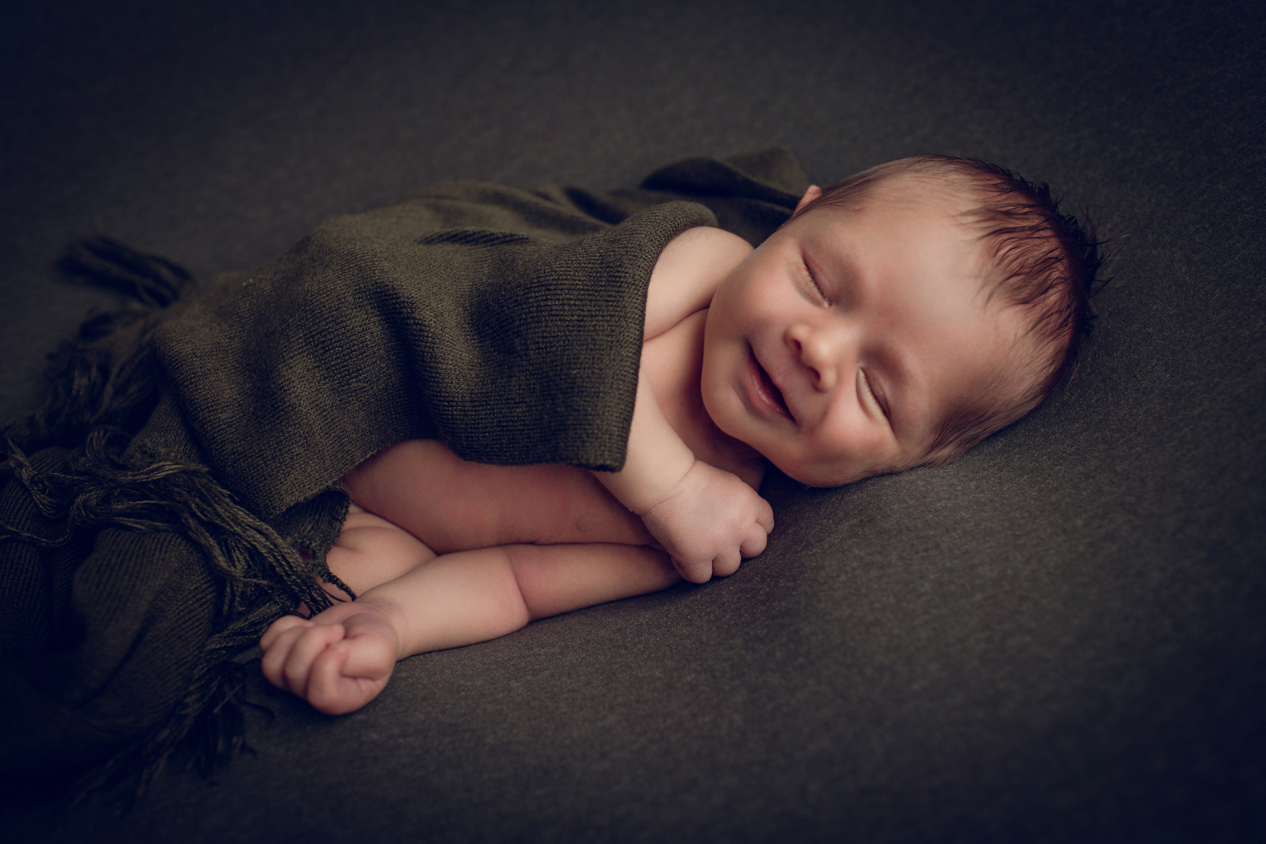 Newborn (фотосессия новорожденных). Фотостудия для новорожденных и малышей в Твери — На ручки