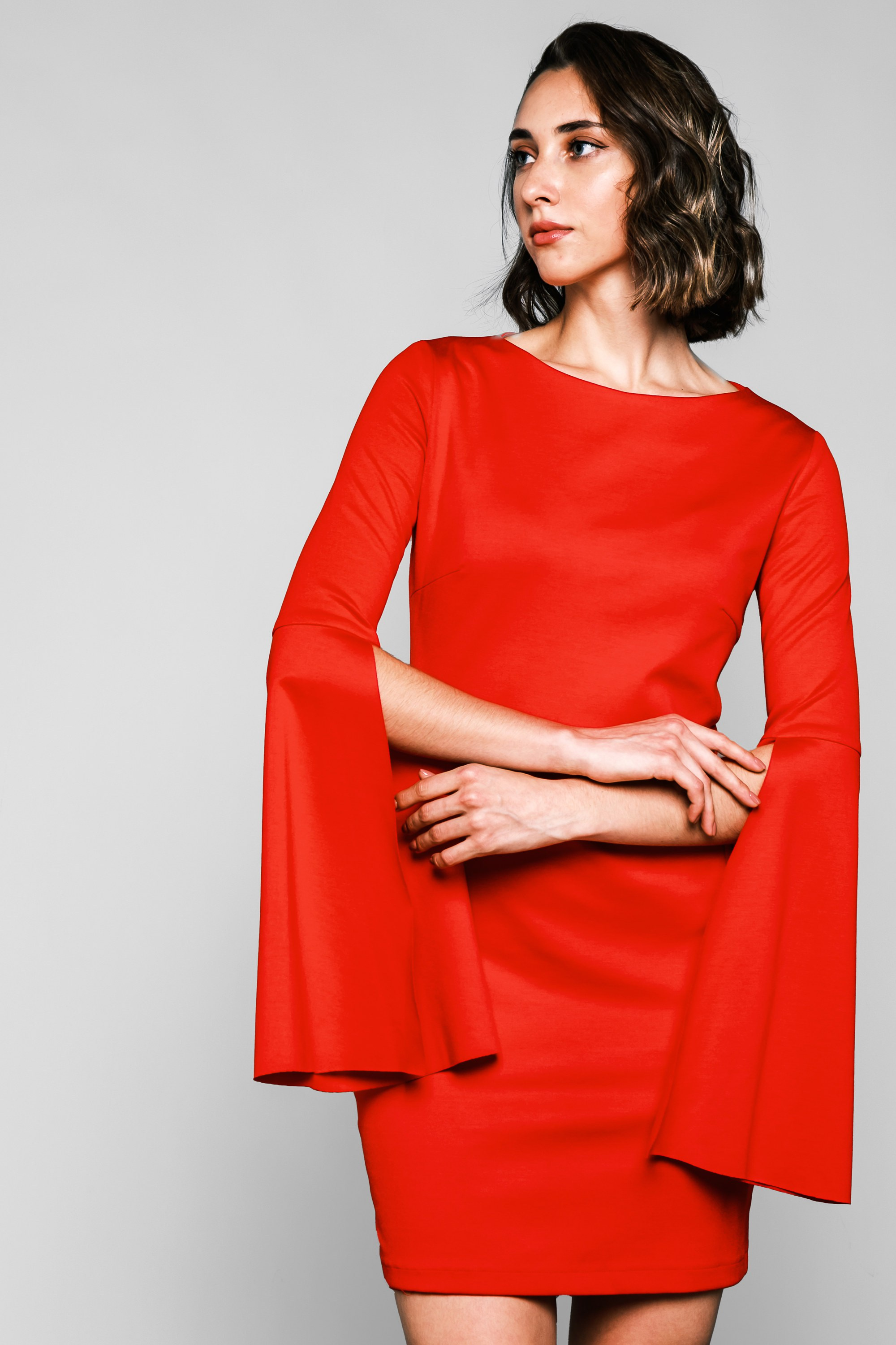 Девушка в коротком красном платье. Фото для маркетплейсов