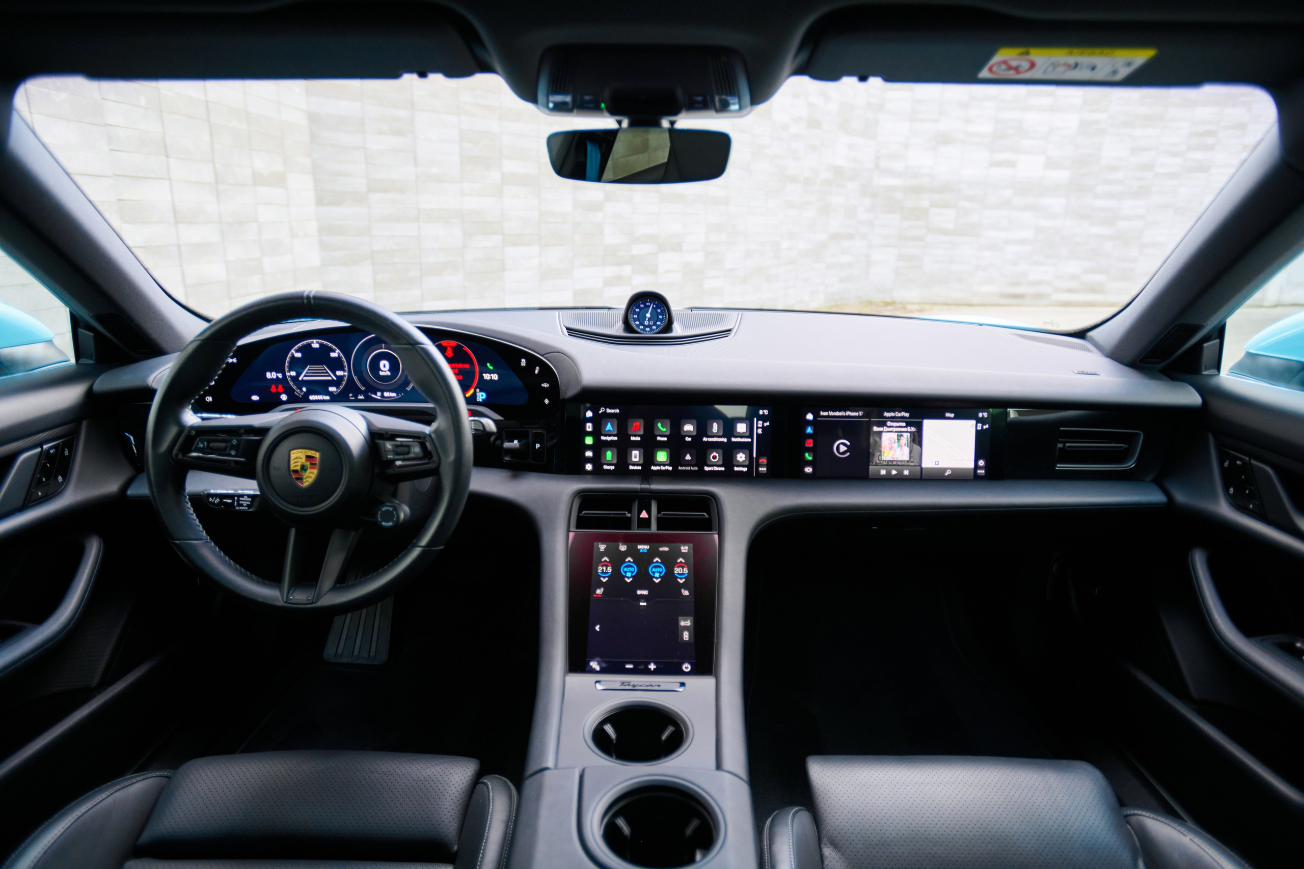 Салон Porsche Taycan 4S с рулём, передней панелью и центральным дисплеем