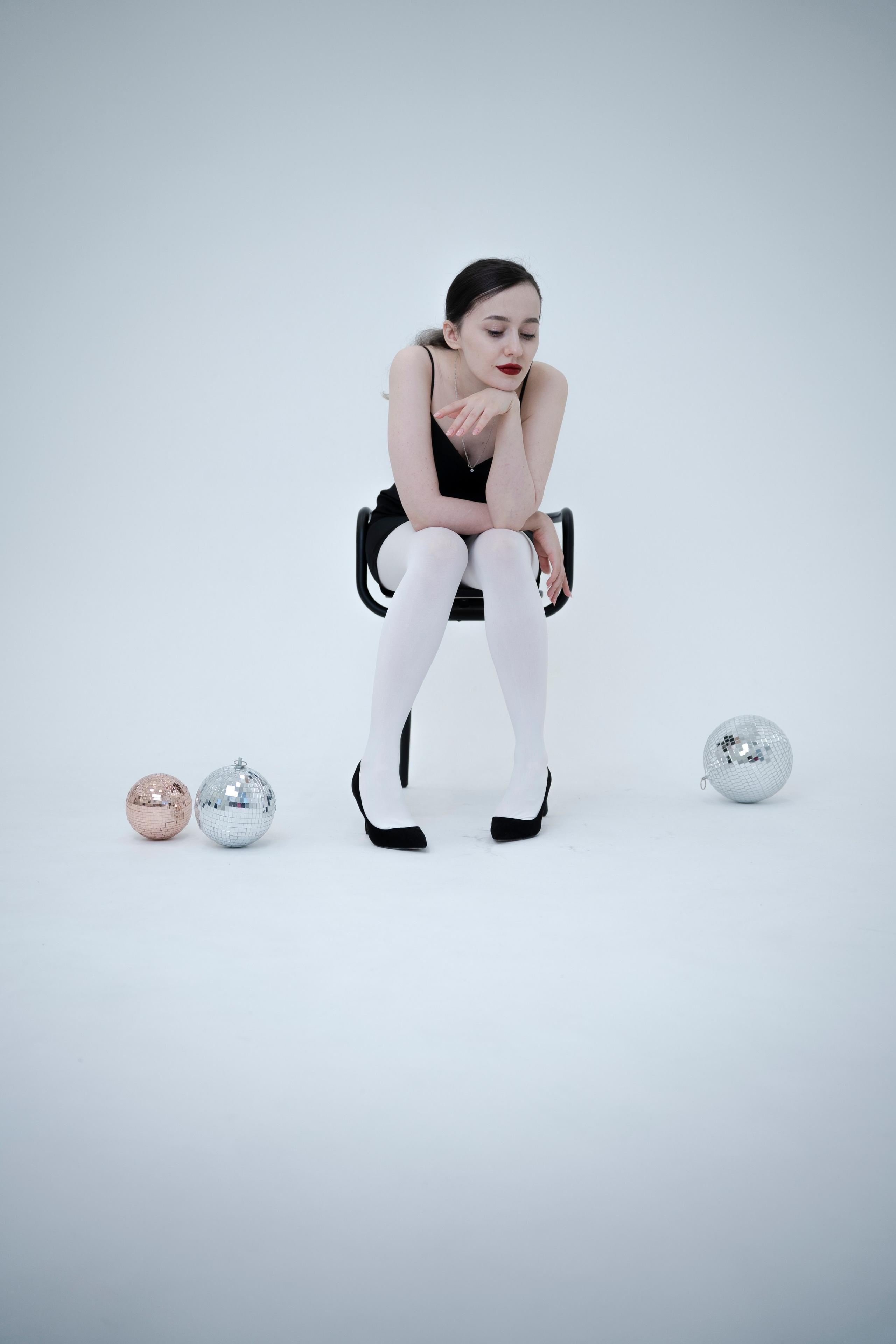 ДЕВОЧКА НА ШАРЕ. Главная