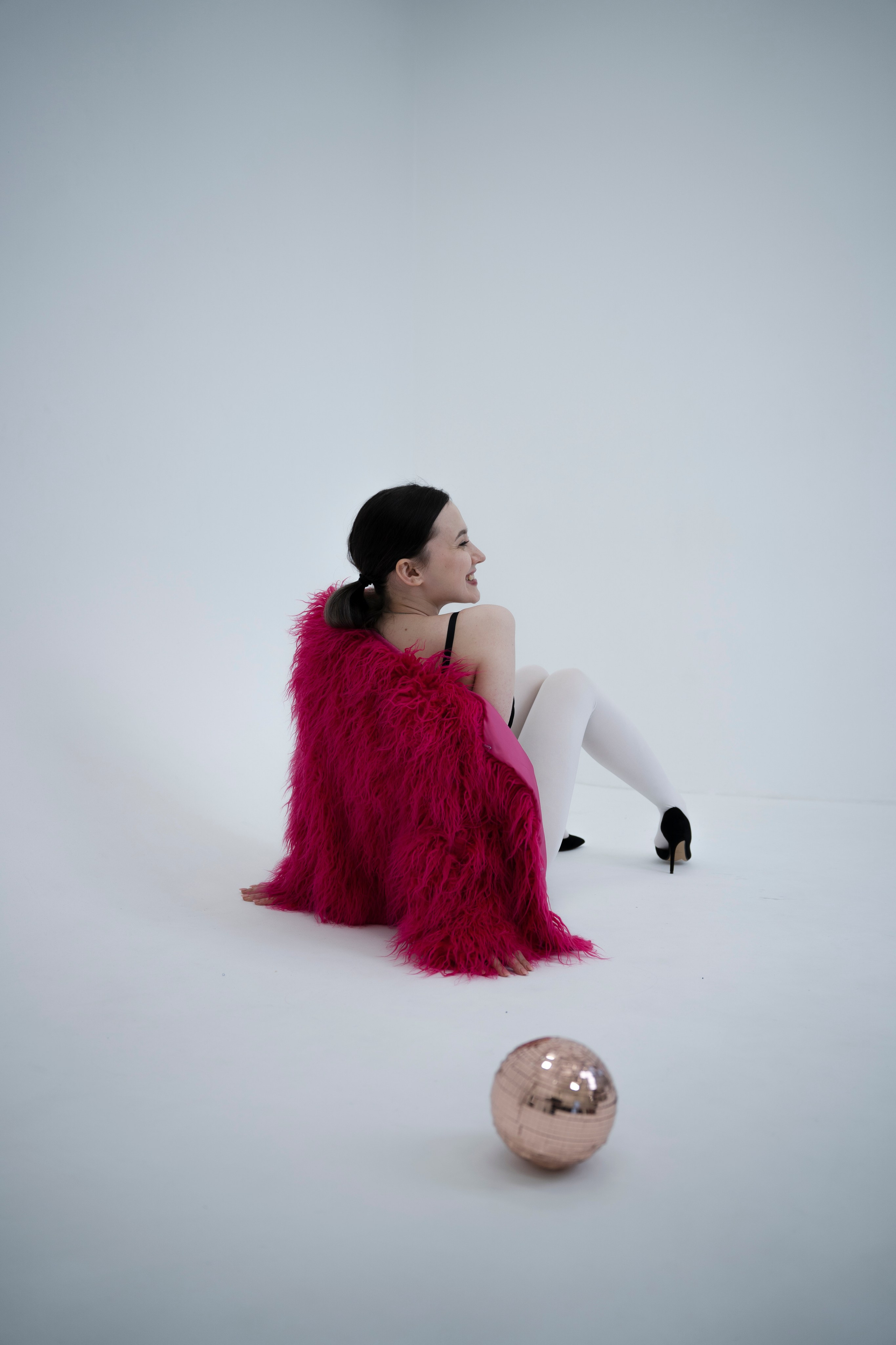 ДЕВОЧКА НА ШАРЕ. Главная