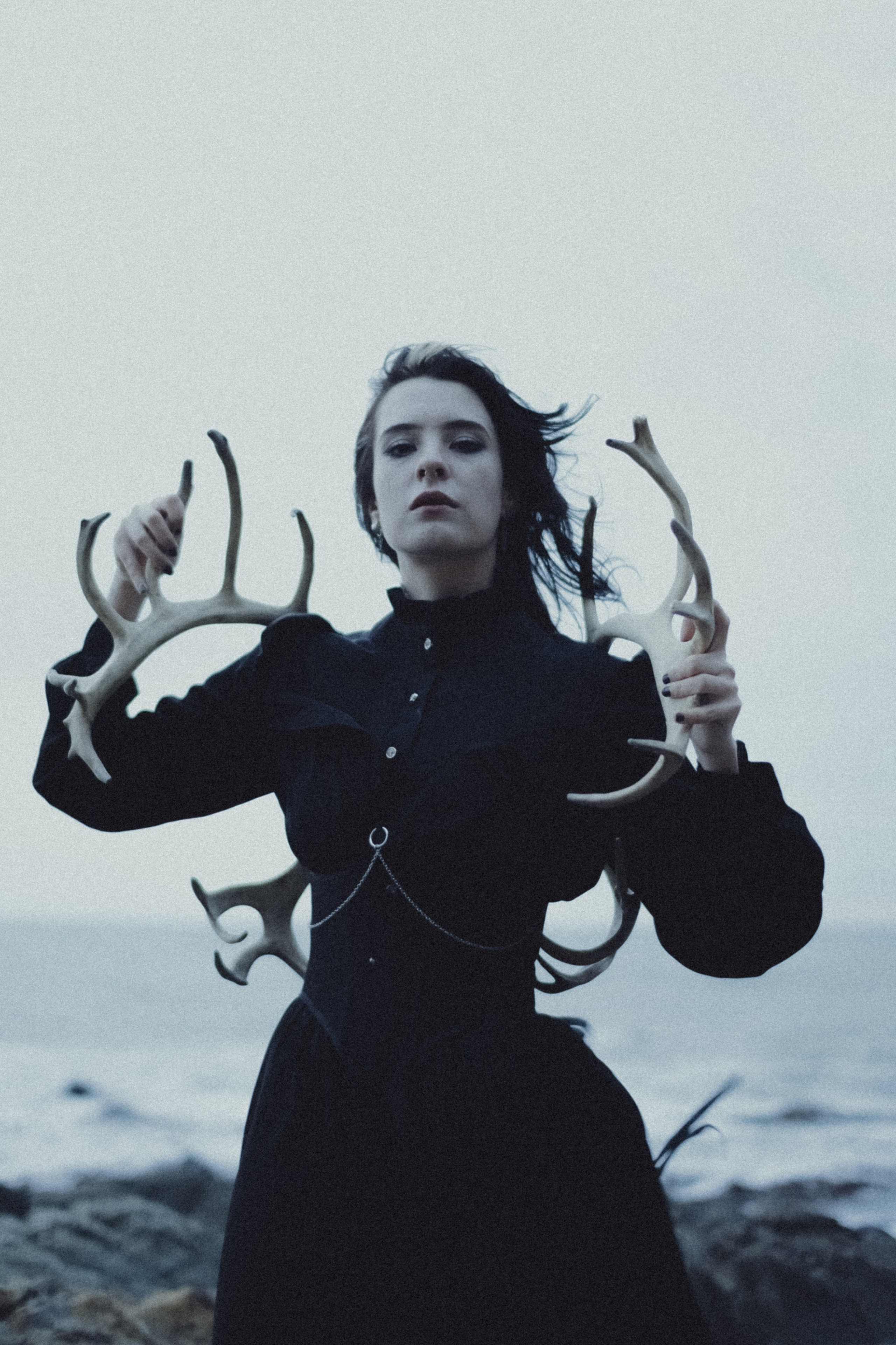 Съёмка у моря с оленьими рогами