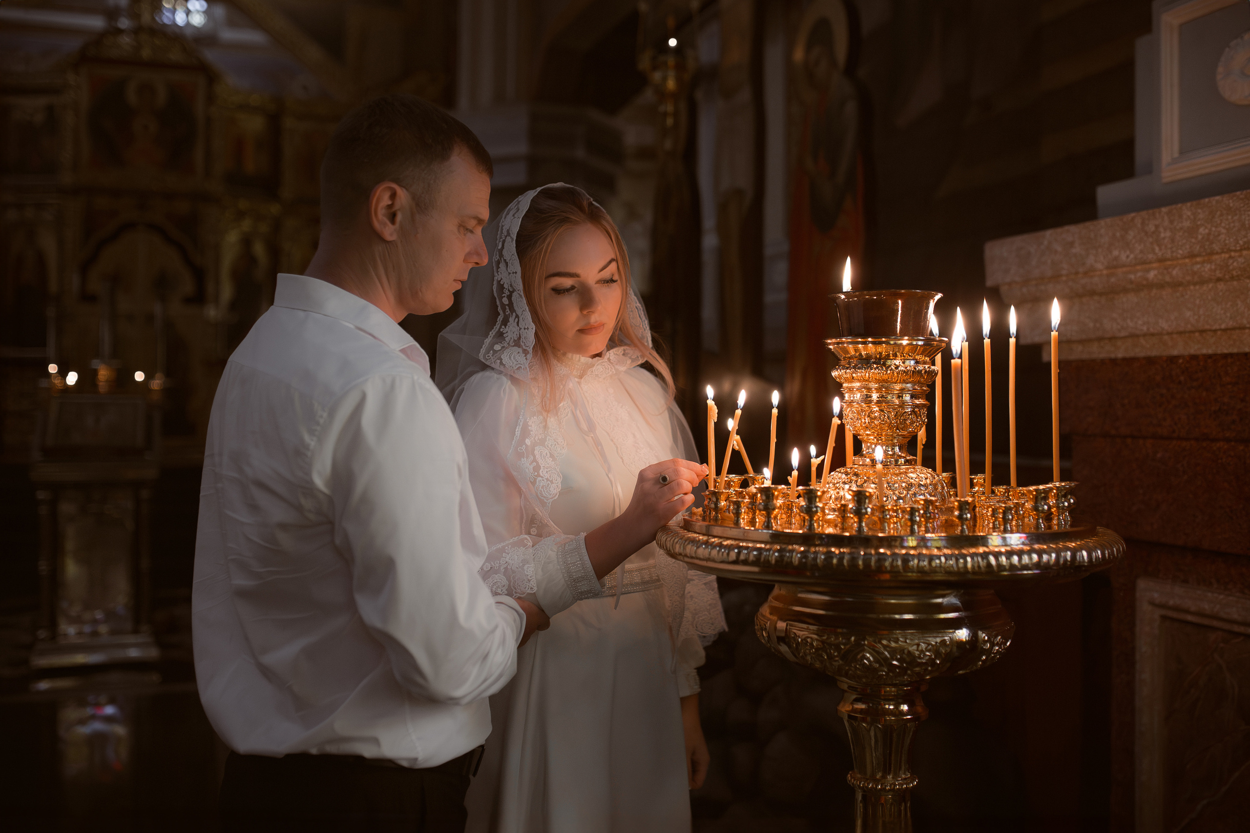 муж и жена решили повенчаться после нескольких лет брака