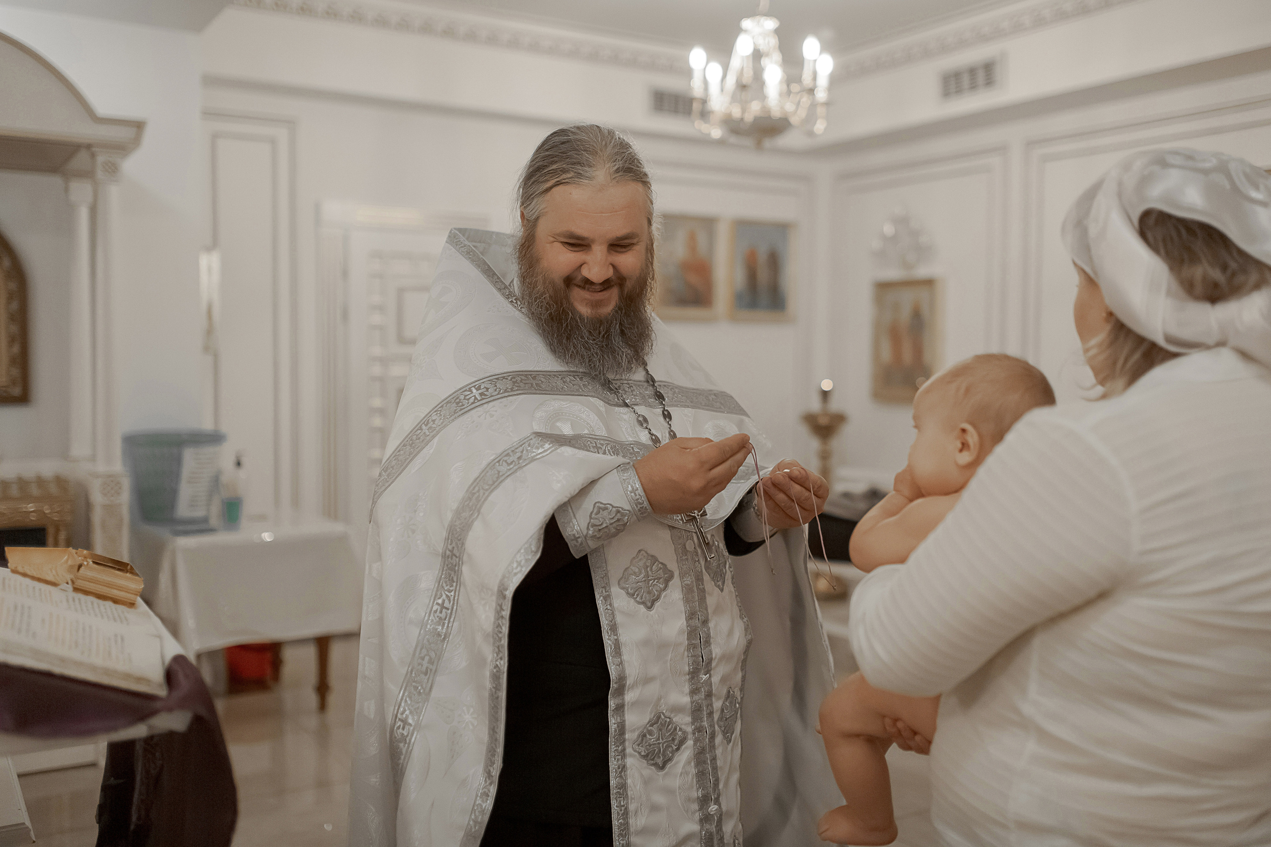 священник после таинства крещения в Ташкенте