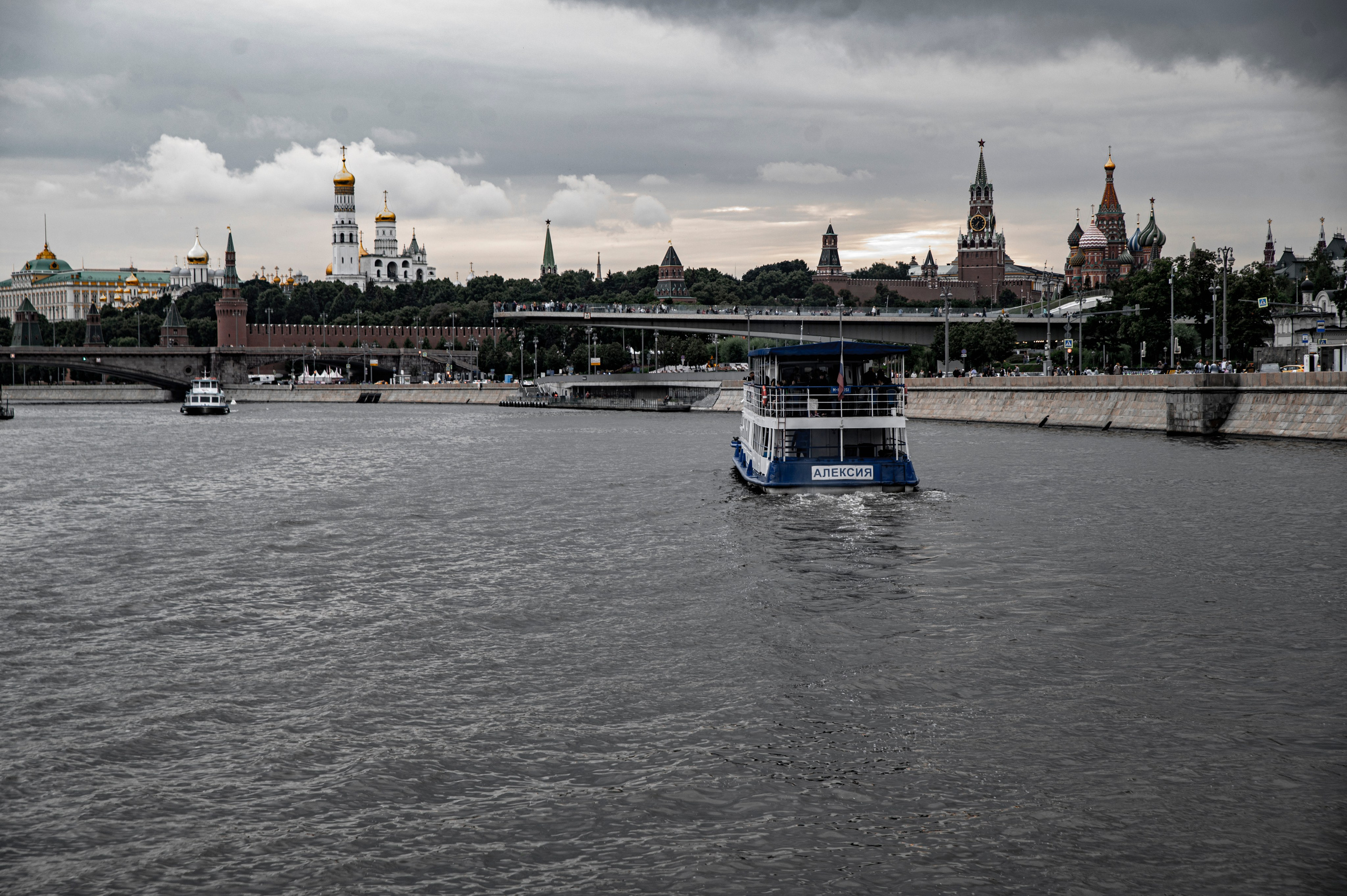 Москва-река. Лето. Яхта. Фотограф Роман Адлер