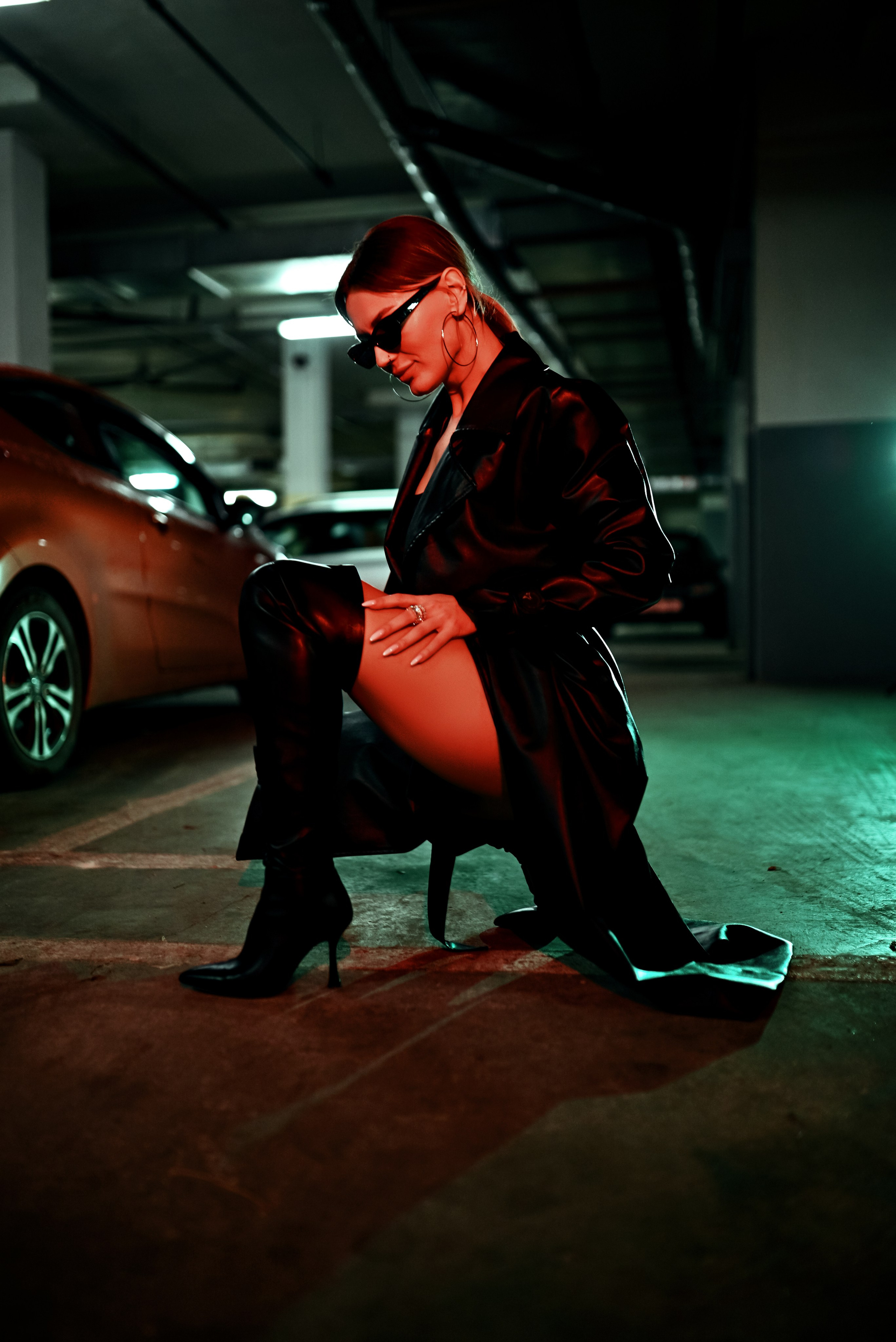 Фотосессия на парковке Витебск в белье  в ботфортах