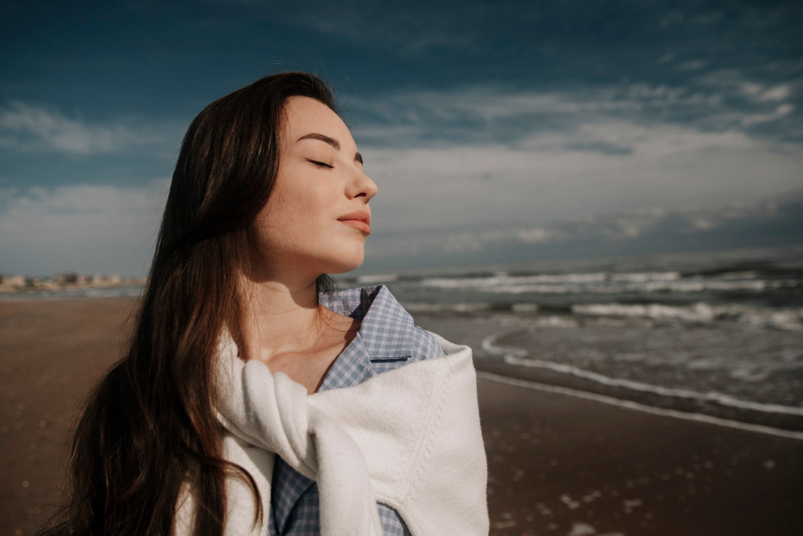 Фотосессия в пасмурную погоду, фотосессия в горах, фотосессия на пляже, фотосессия в туман, фотосессия у моря, фотосессия в стиле авиатор, авиатор, фотосессия Дагестан, Дагестан, женщины, девушка у моря, фотосессия на пляже