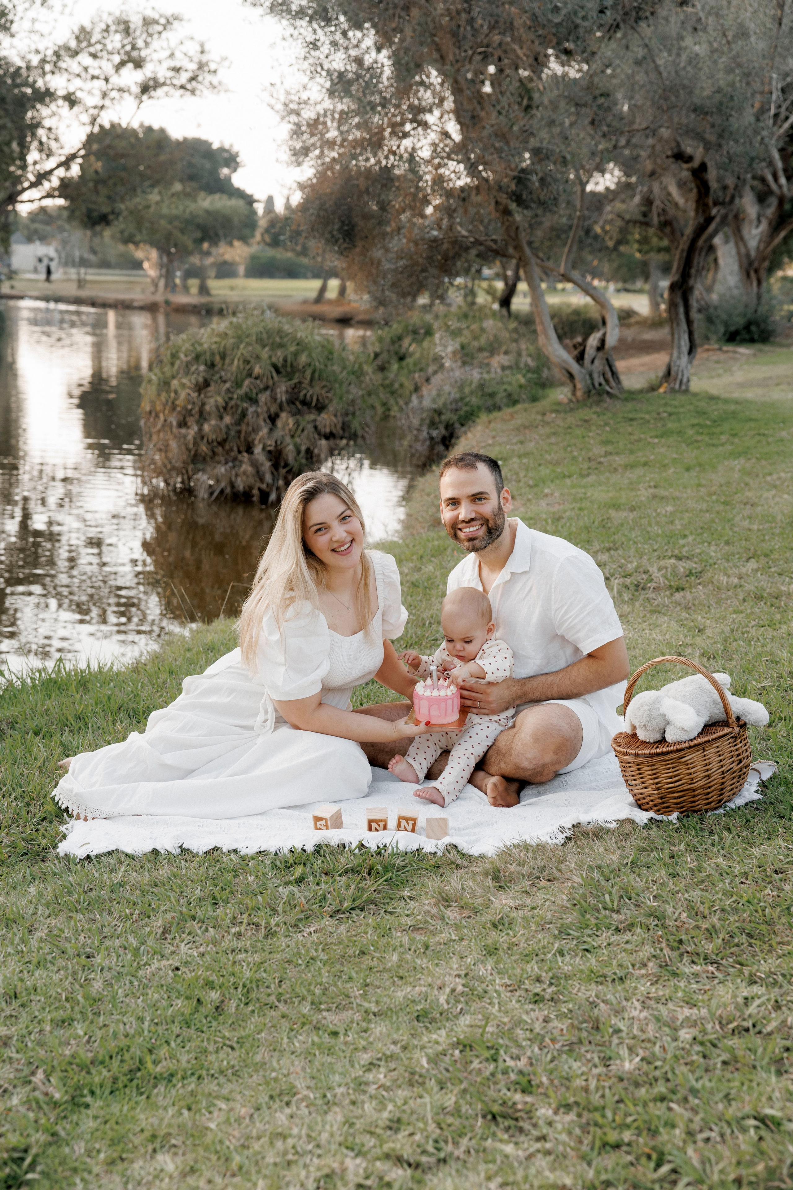 First year photoshoot inside the park (sunset). Wedding and family photographer