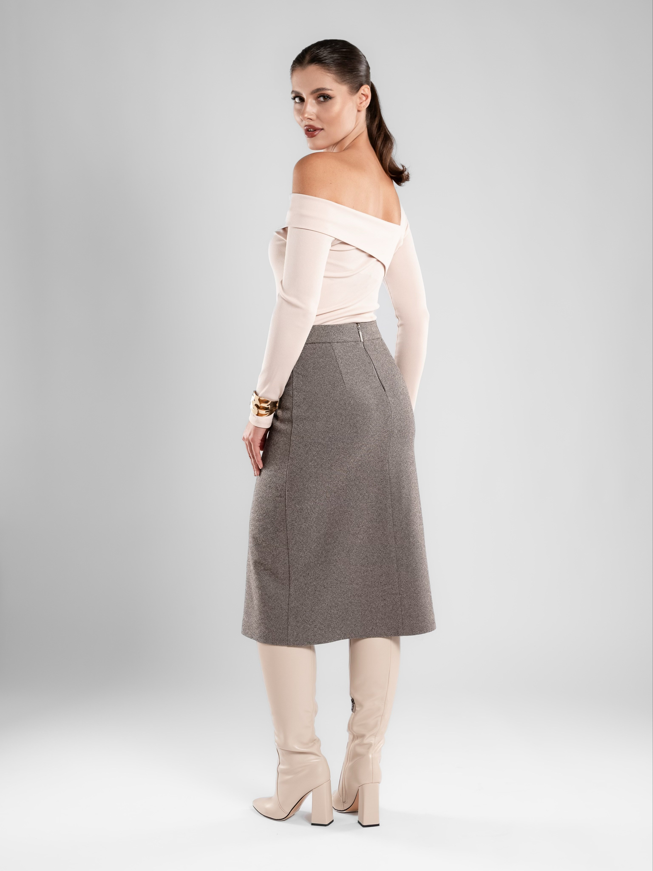 Юбки классика серый фон+интерьер. Предметный фотограф, фото для маркетплейсов Пятигорск, КМВ