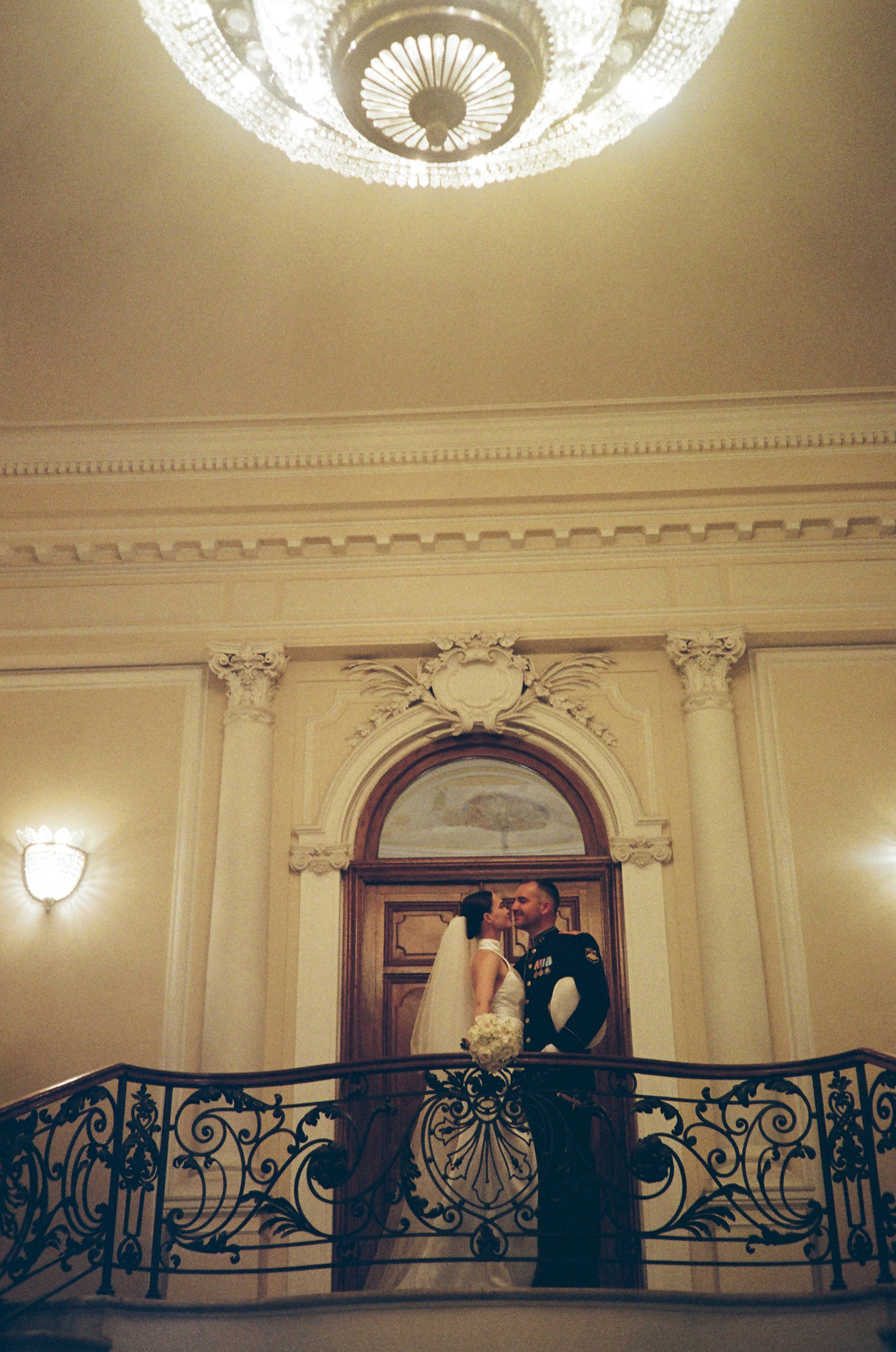 Свадебная фотосессия на пленку. Сестры Карабаза. Фотографы и ретушеры в Москве и Санкт-Петербурге