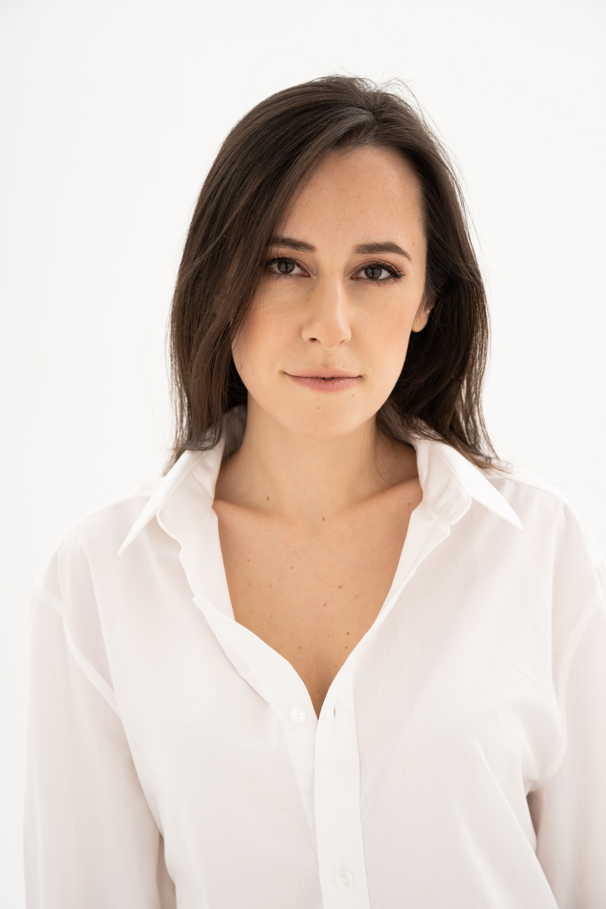 индивидуальная фотосъемка девушки на циклораме в светлом ключе